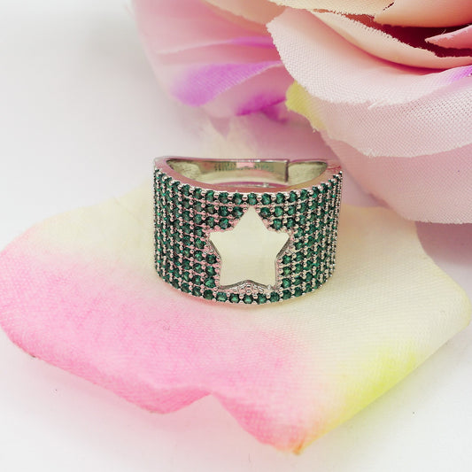 VENUS - Anello a fascia con Cubic Zirconia e stella cut out
