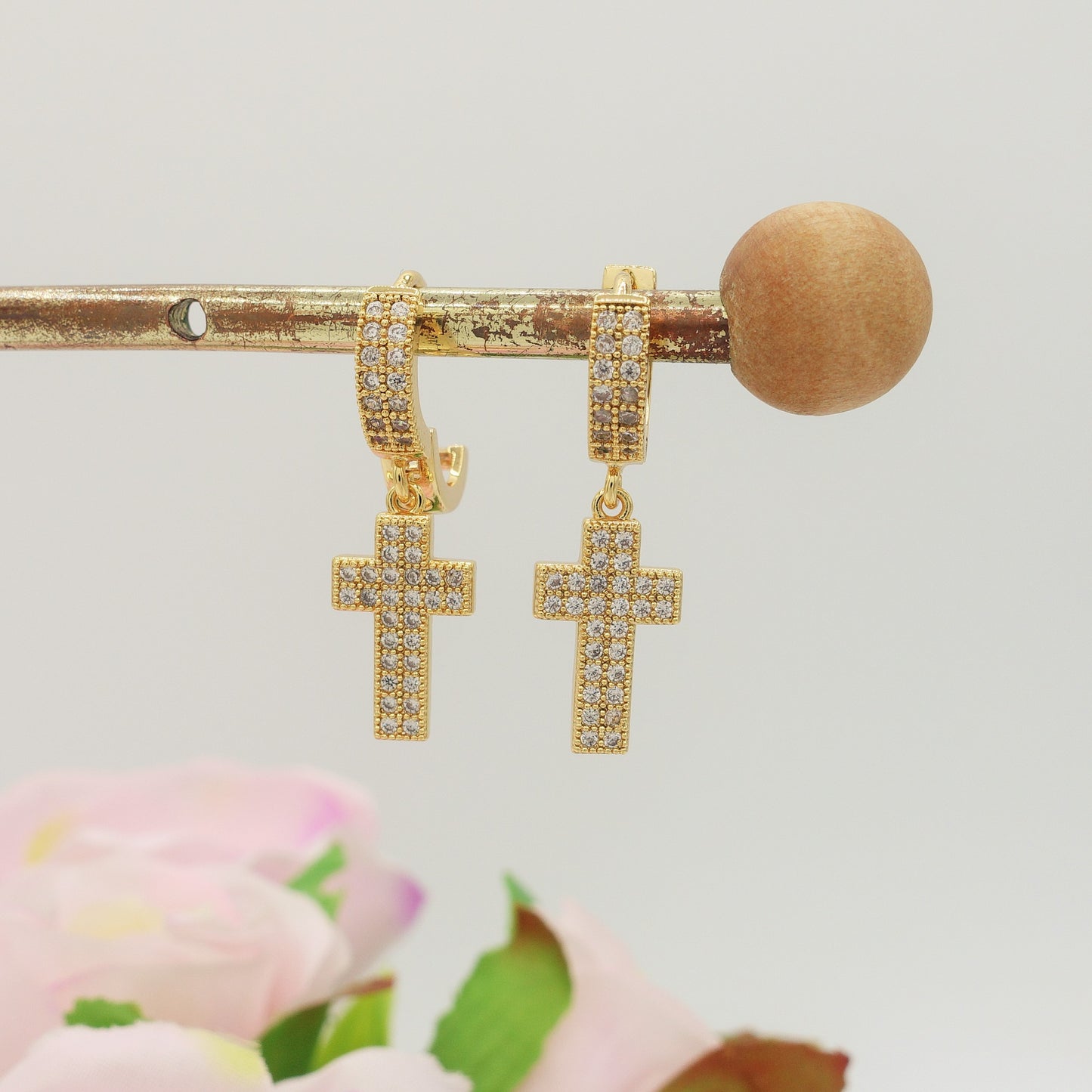 SQUARE CROSS HOOPS ~ Orecchini mini cerchio con croce doppia in cubic zirconia