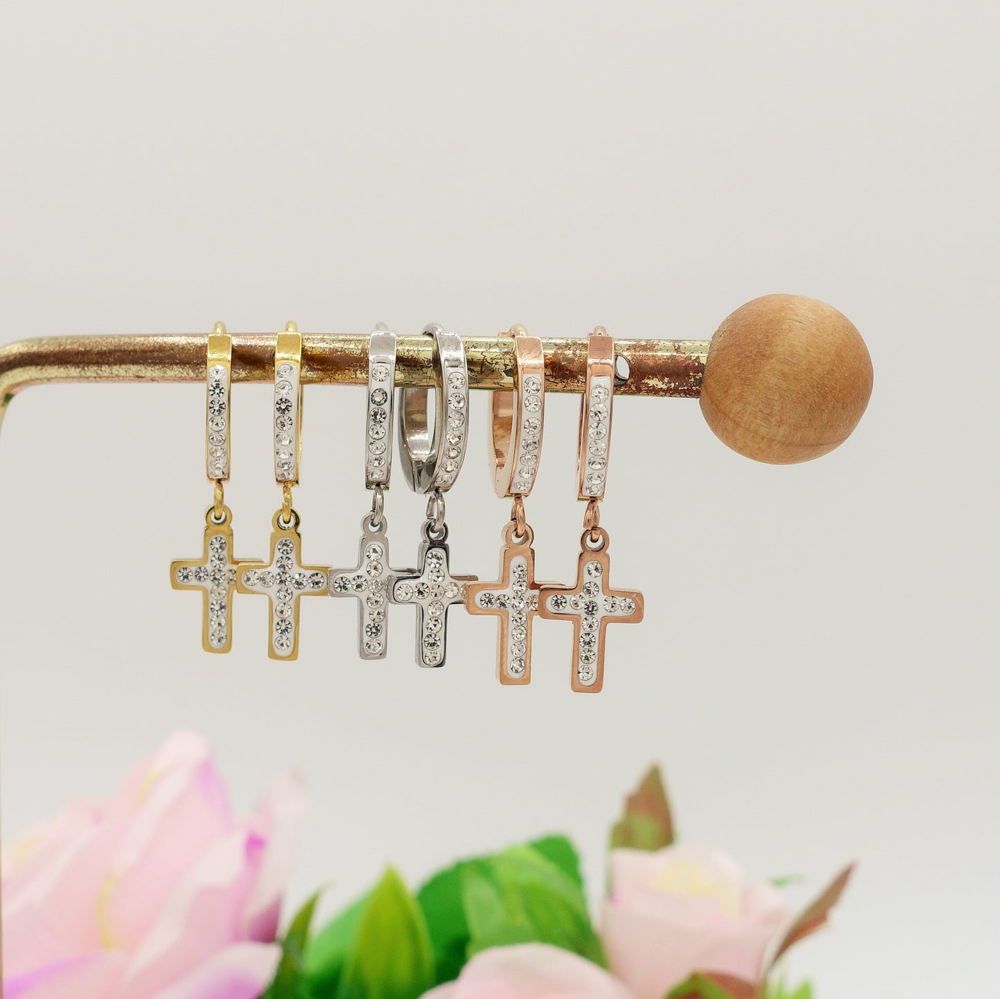 CROSS HOOPS - ACCIAIO INOSSIDABILE ~ Paio Orecchini mini cerchi con croce zirconata