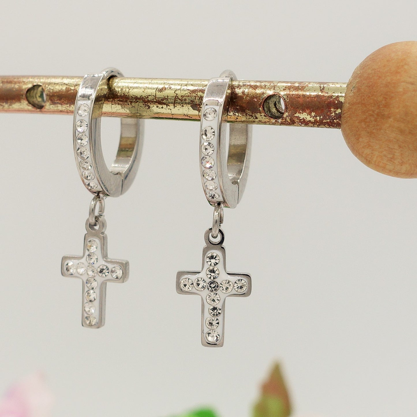 CROSS HOOPS - ACCIAIO INOSSIDABILE ~ Paio Orecchini mini cerchi con croce zirconata