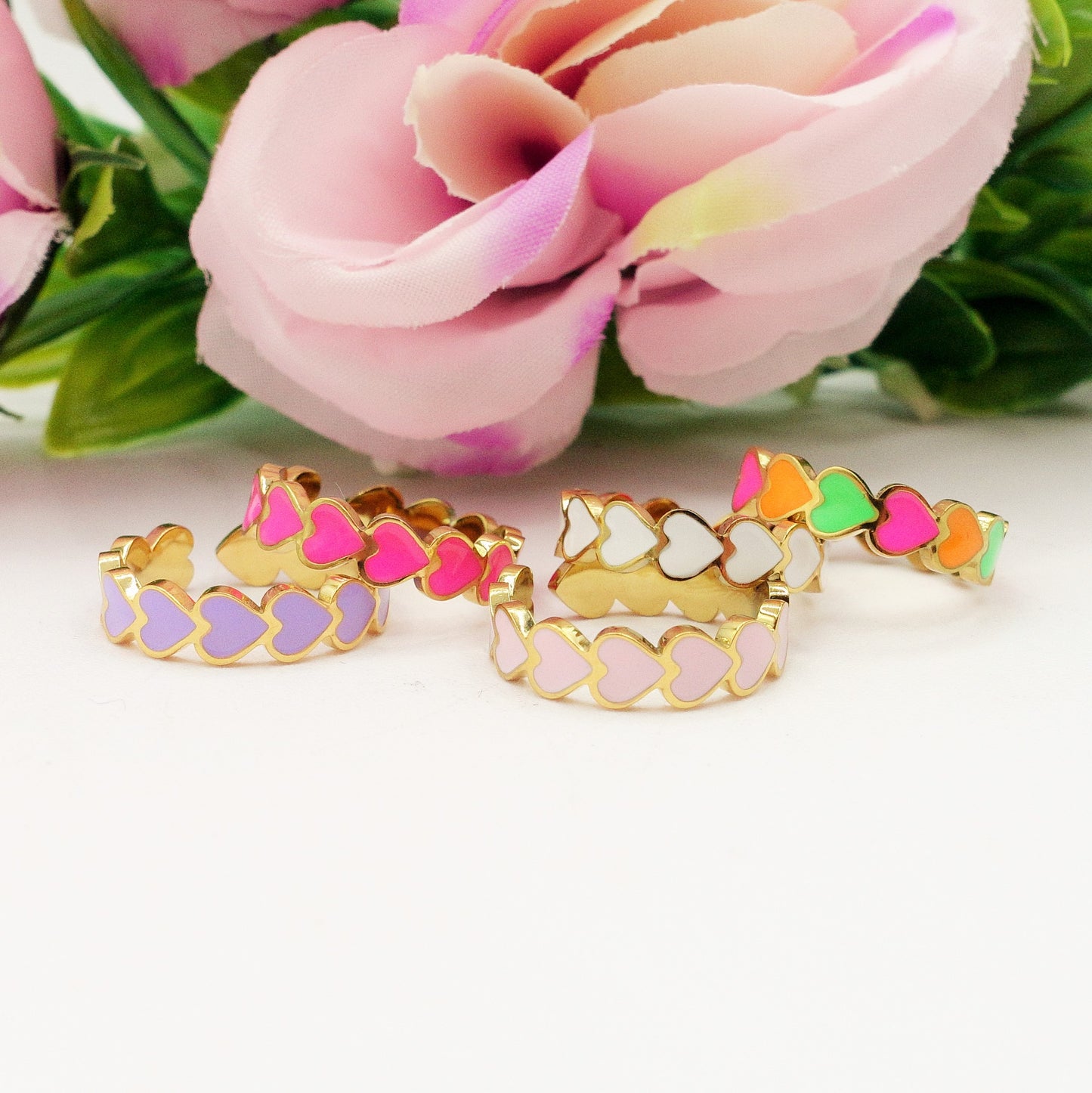 DANA - ACCIAIO INOSSIDABILE ~ Anello smaltato con cuoricini rainbow