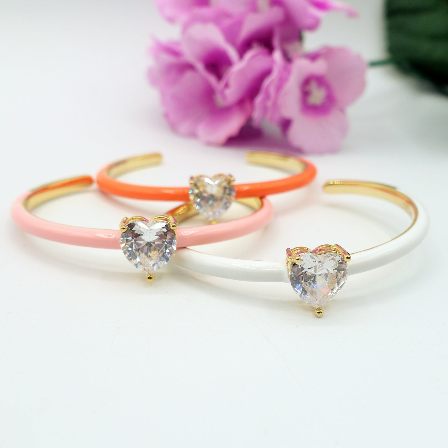CHERIE FLUO - BRACCIALE RIGIDO SMALTATO CON CUBIC ZIRCONIA A FORMA DI CUORE