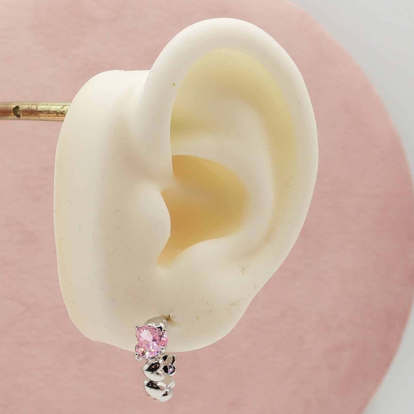 CLAIRE MINI hoops - Orecchini a cerchio con cuoricini bombè e Cubic Zirconia a forma di cuore