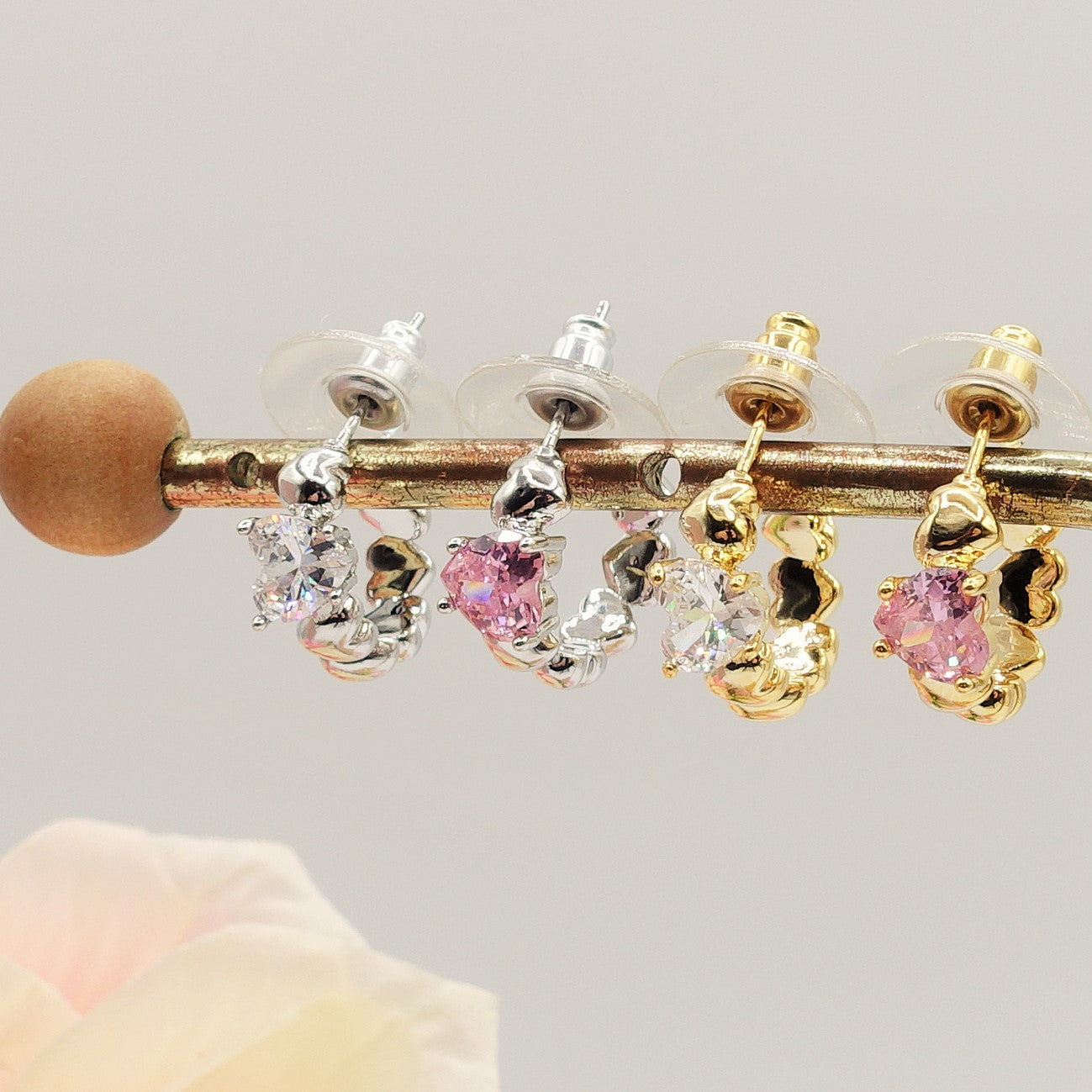 CLAIRE MINI hoops - Orecchini a cerchio con cuoricini bombè e Cubic Zirconia a forma di cuore
