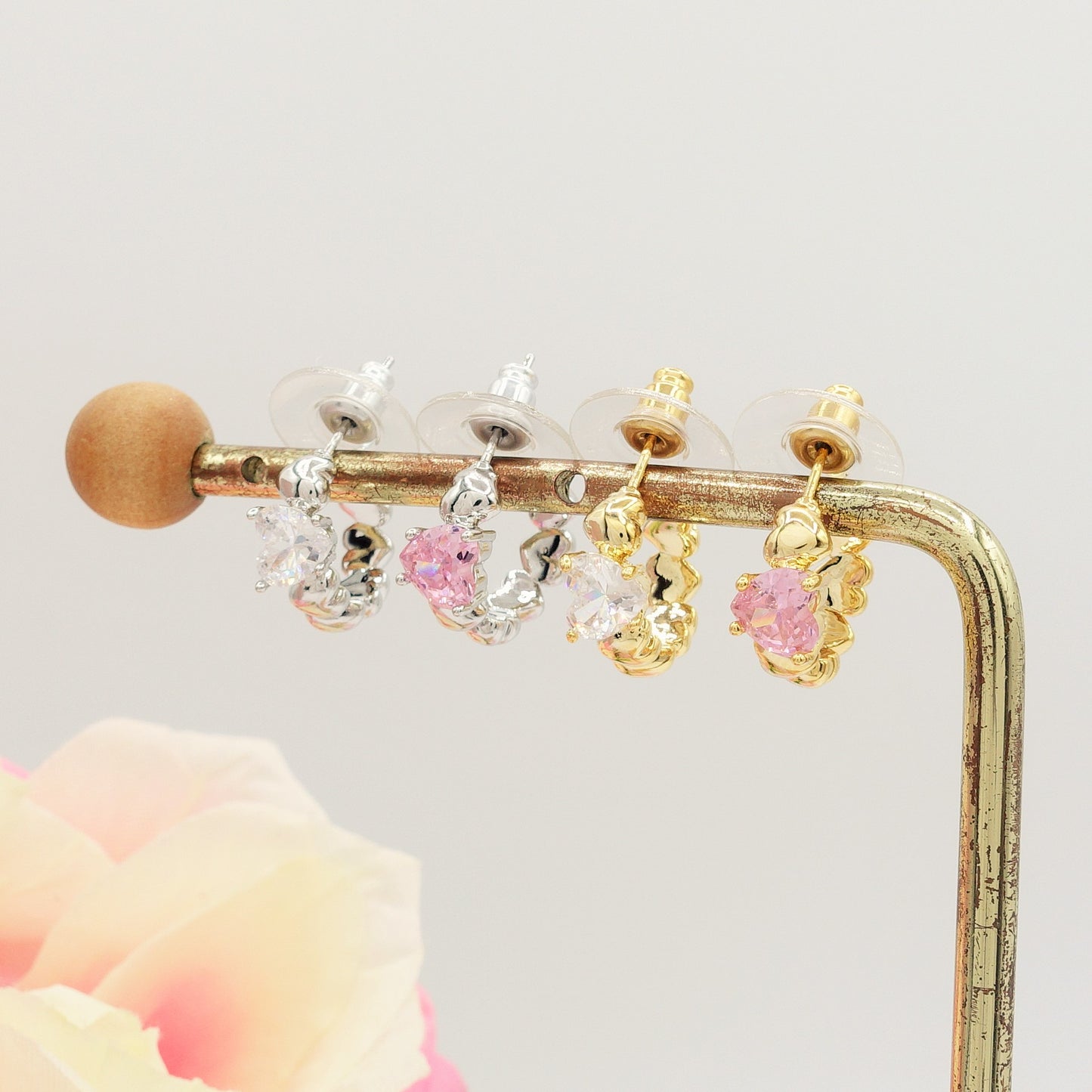 CLAIRE MINI hoops - Orecchini a cerchio con cuoricini bombè e Cubic Zirconia a forma di cuore