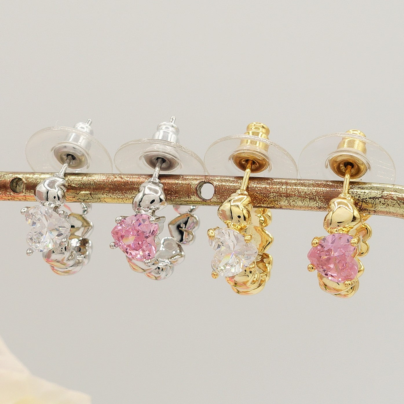 CLAIRE MINI hoops - Orecchini a cerchio con cuoricini bombè e Cubic Zirconia a forma di cuore