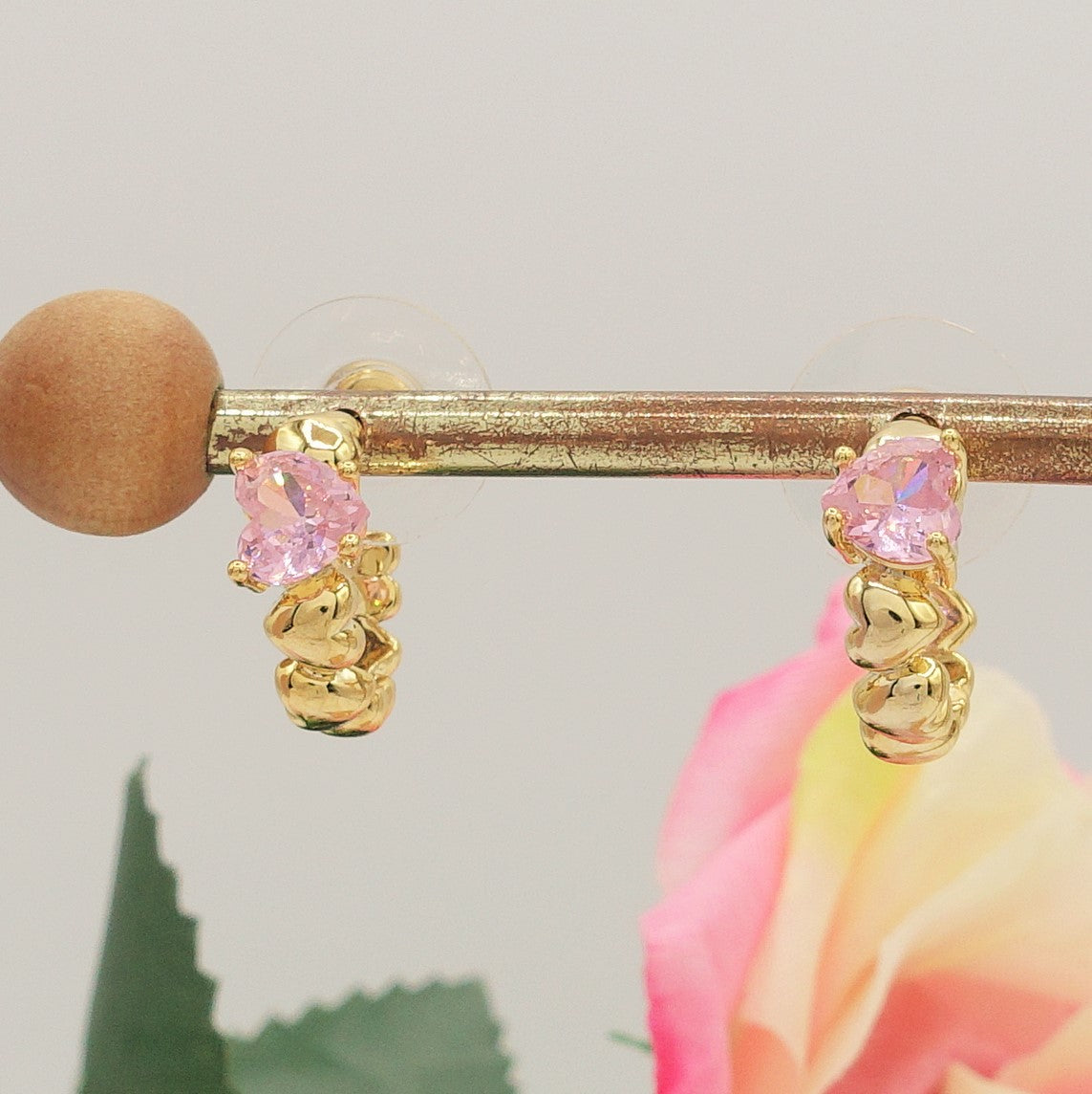 CLAIRE MINI hoops - Orecchini a cerchio con cuoricini bombè e Cubic Zirconia a forma di cuore