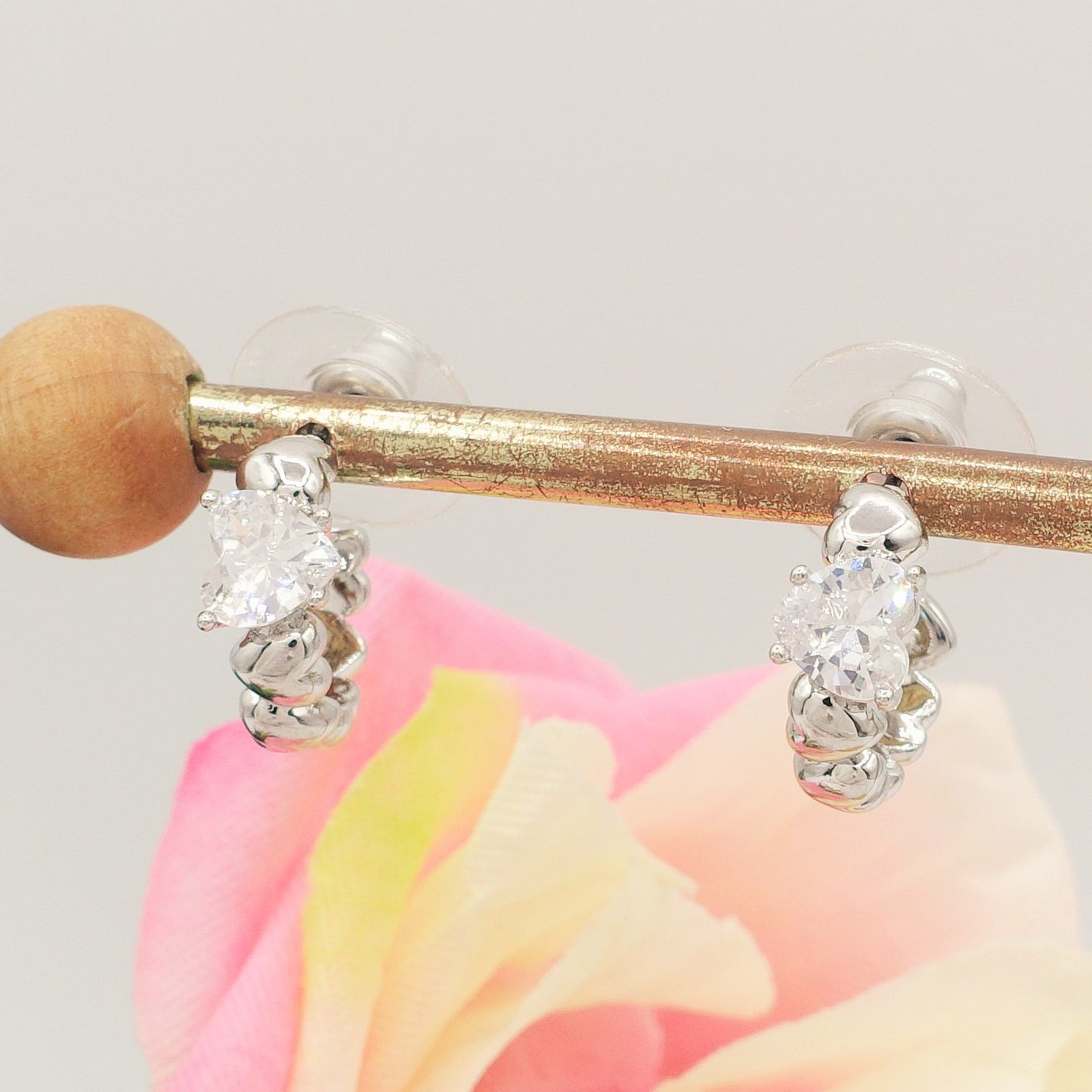 CLAIRE MINI hoops - Orecchini a cerchio con cuoricini bombè e Cubic Zirconia a forma di cuore