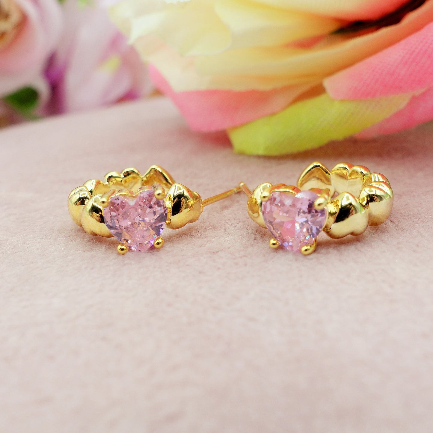 CLAIRE MINI hoops - Orecchini a cerchio con cuoricini bombè e Cubic Zirconia a forma di cuore