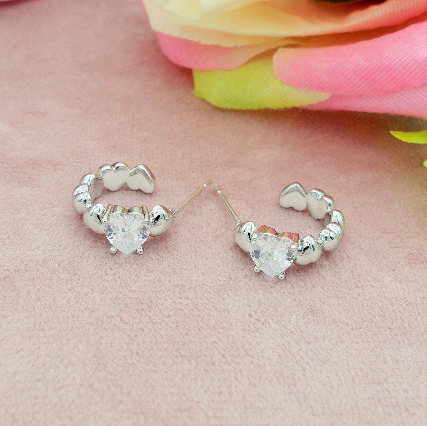 CLAIRE MINI hoops - Orecchini a cerchio con cuoricini bombè e Cubic Zirconia a forma di cuore