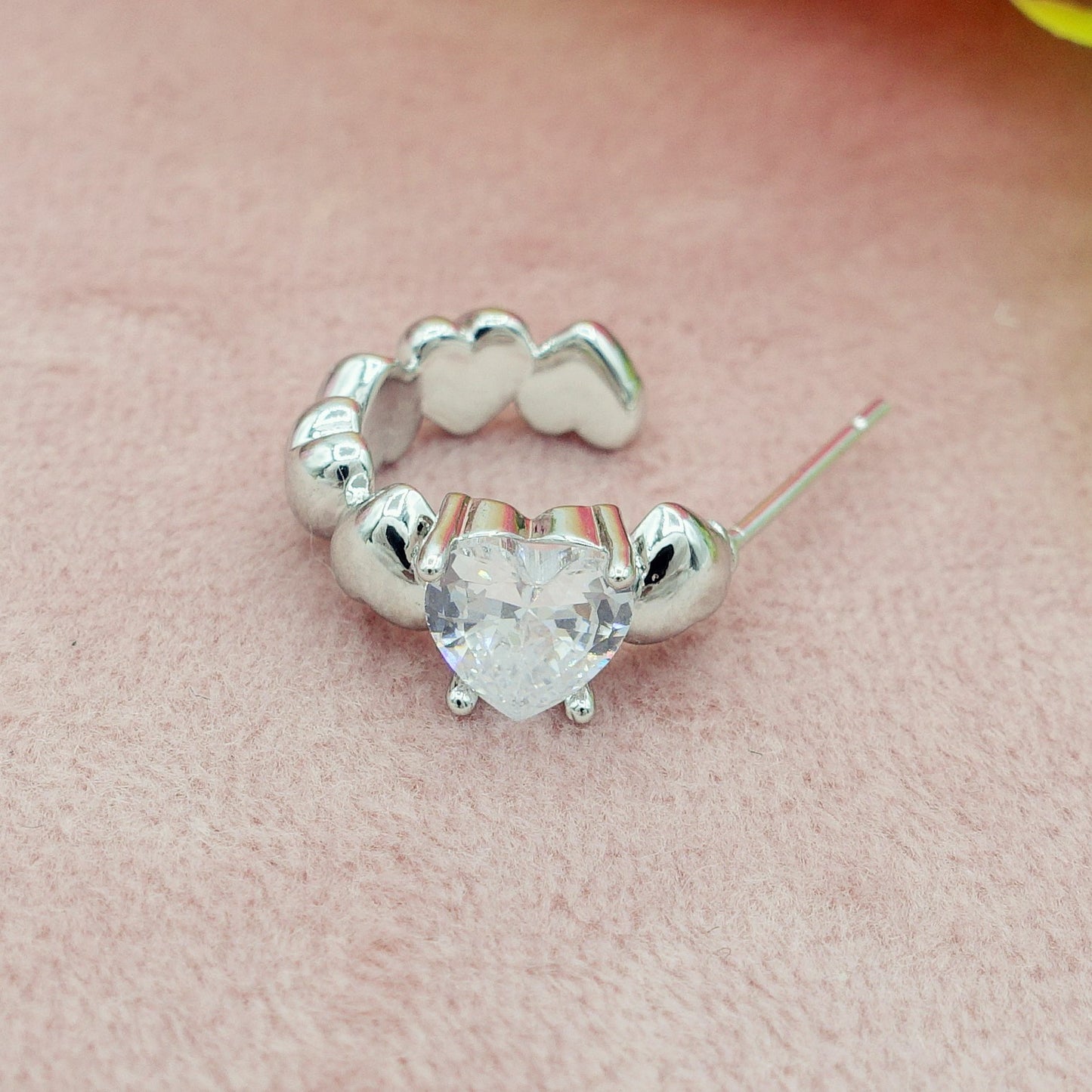 CLAIRE MINI hoops - Orecchini a cerchio con cuoricini bombè e Cubic Zirconia a forma di cuore