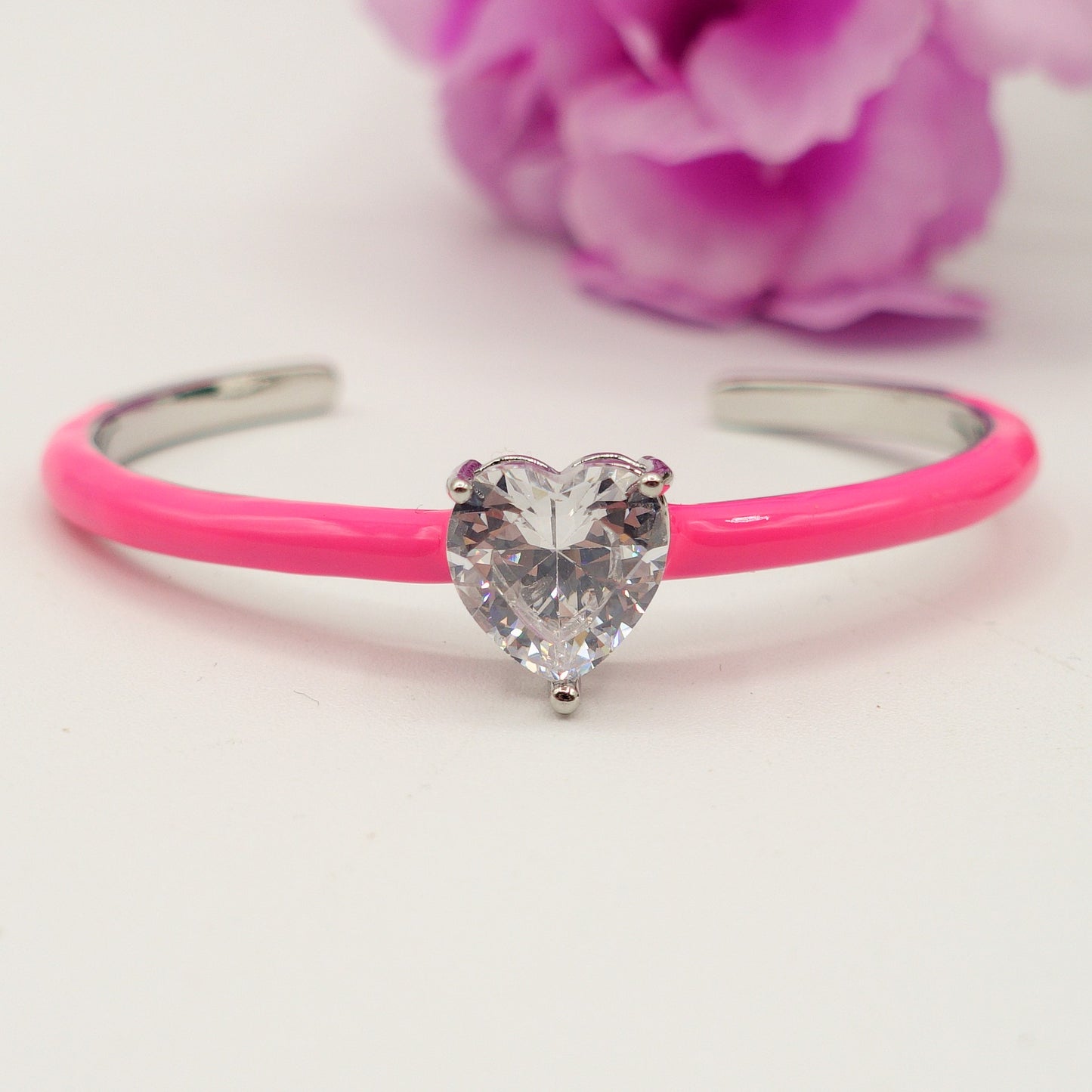CHERIE FLUO - BRACCIALE RIGIDO SMALTATO CON CUBIC ZIRCONIA A FORMA DI CUORE