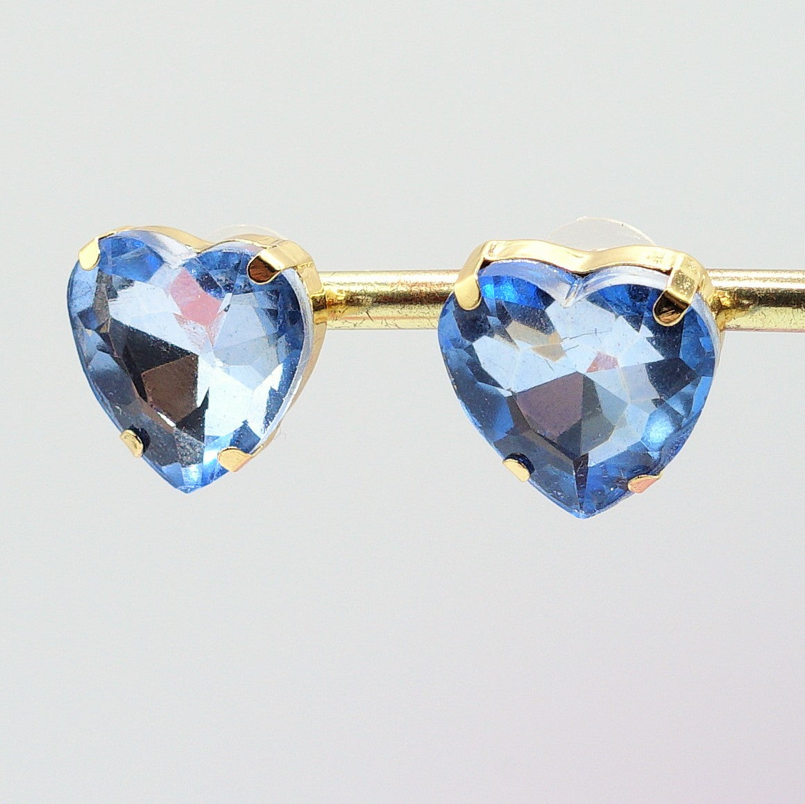 LUCE HEART STUDS- Paio Orecchini a bottone con pietra sfaccettata a cuore