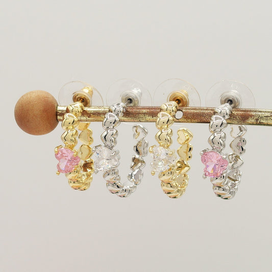 CLAIRE hoops - PAIO Orecchini a cerchio con cuoricini bombè e Cubic Zirconia a forma di cuore