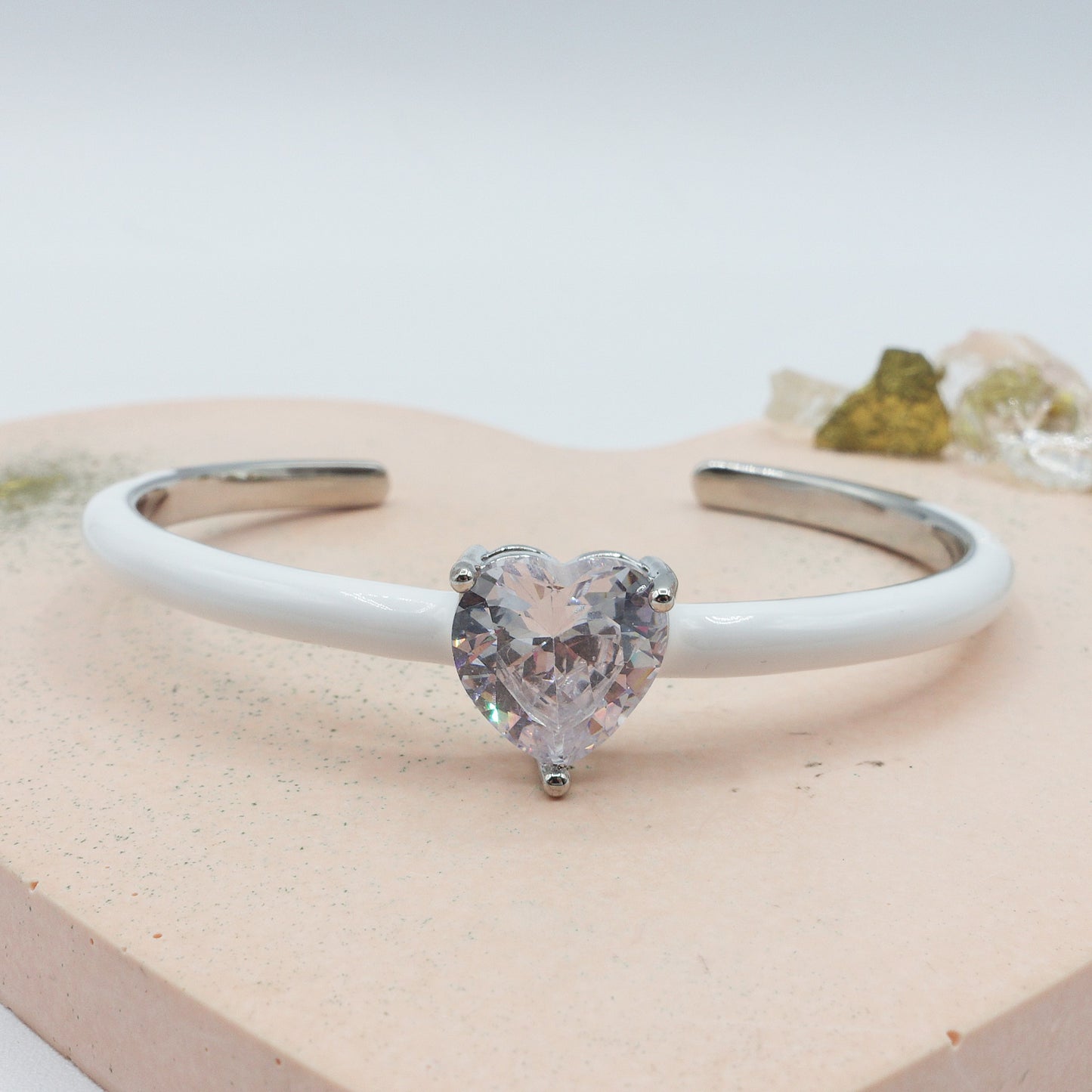 CHERIE FLUO - BRACCIALE RIGIDO SMALTATO CON CUBIC ZIRCONIA A FORMA DI CUORE