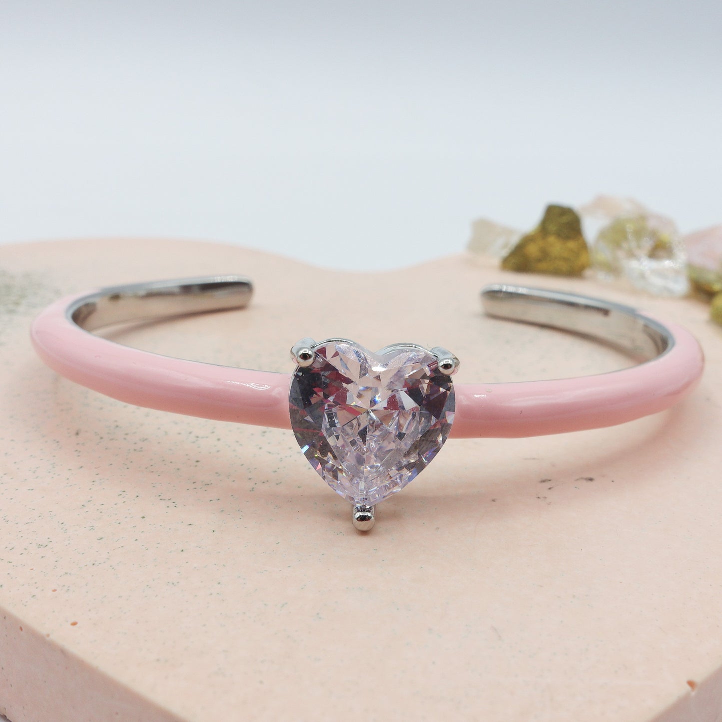 CHERIE FLUO - BRACCIALE RIGIDO SMALTATO CON CUBIC ZIRCONIA A FORMA DI CUORE