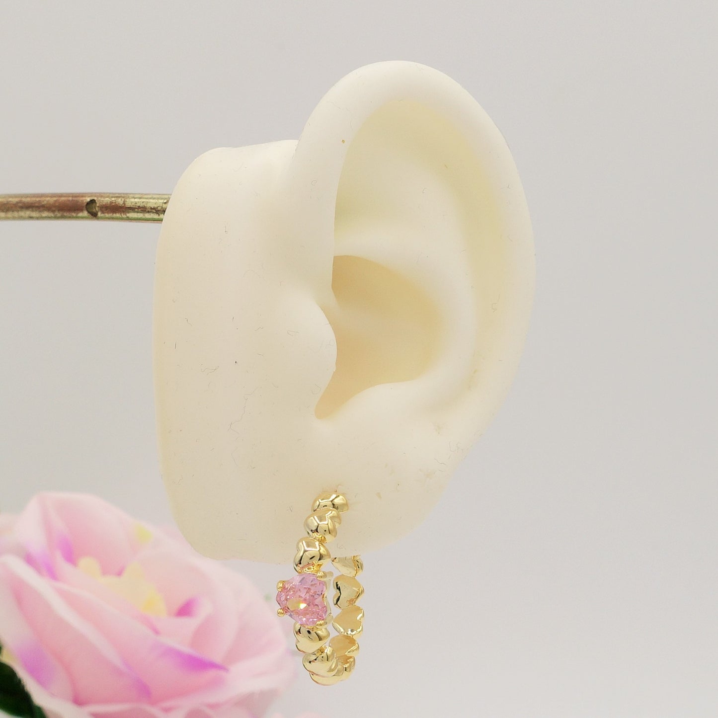 CLAIRE hoops - PAIO Orecchini a cerchio con cuoricini bombè e Cubic Zirconia a forma di cuore