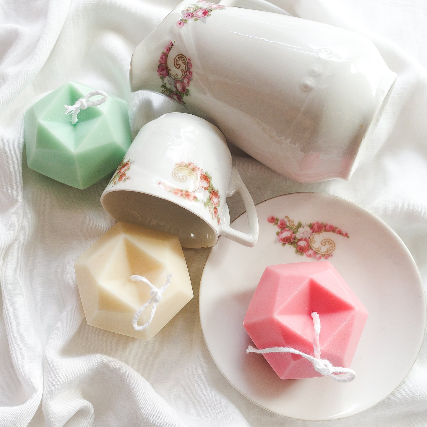 Alba ~ Geometric faceted round candle