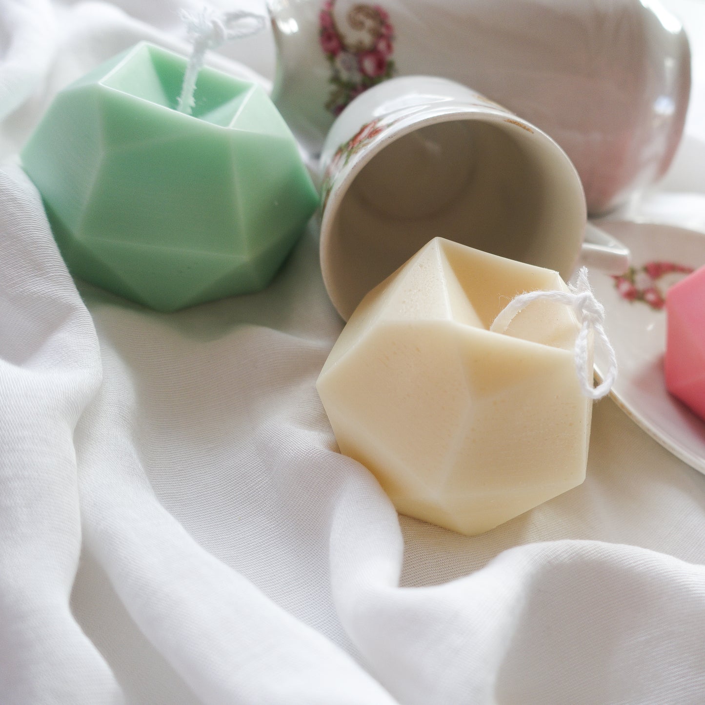 Alba ~ Geometric faceted round candle