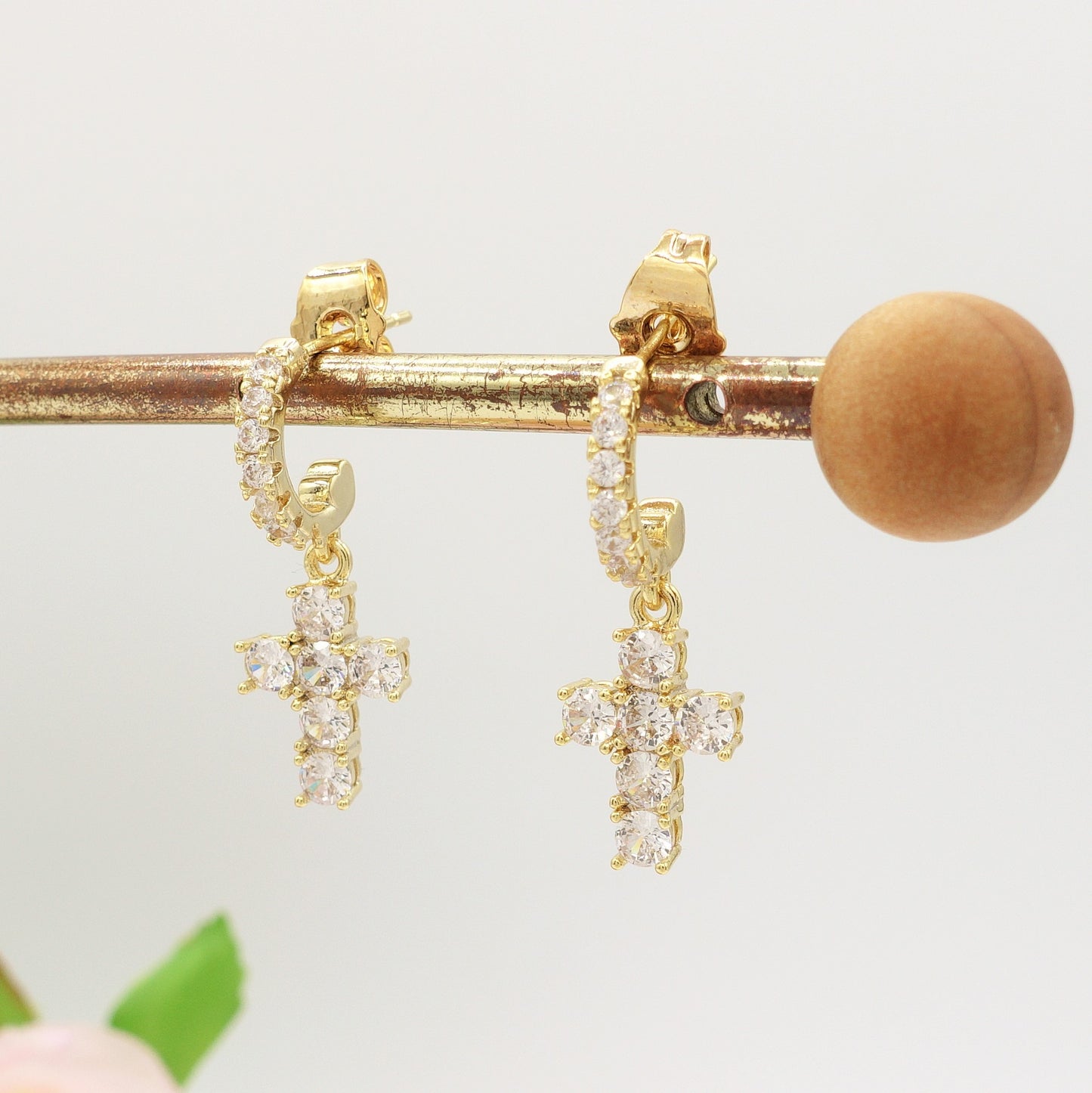 SYLVIE CROSS HOOPS ~ Orecchini mini cerchio zirconato con croce in cubic zirconia