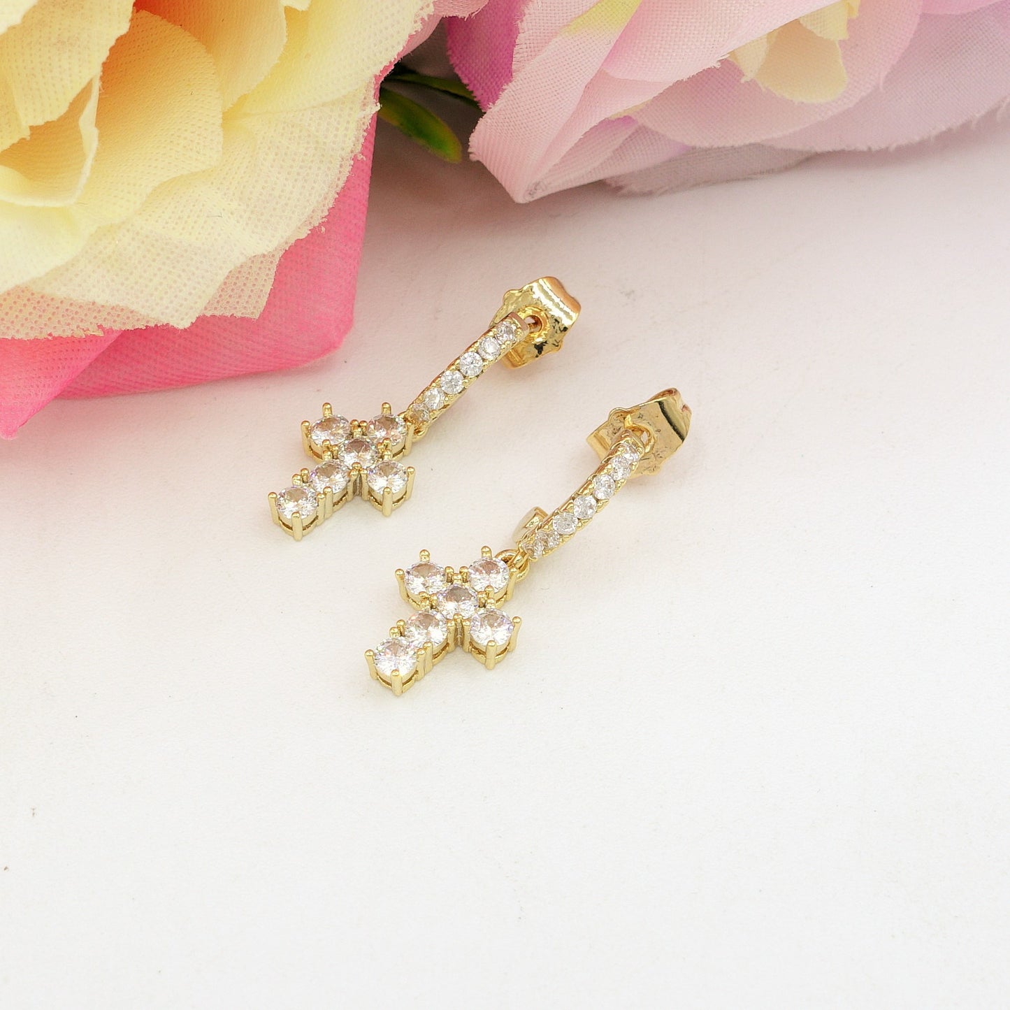 SYLVIE CROSS HOOPS ~ Orecchini mini cerchio zirconato con croce in cubic zirconia