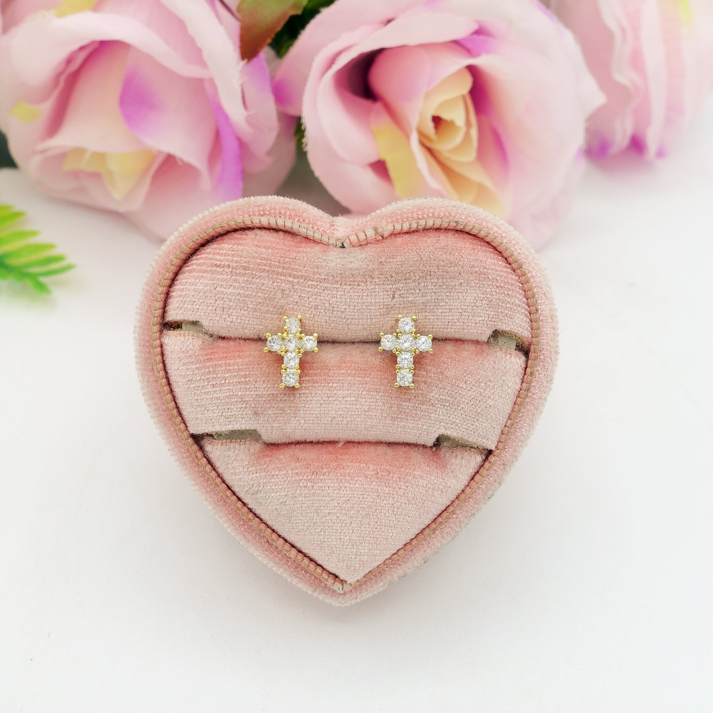 SYLVIE CROSS STUDS ~ Orecchini a lobo con croce in cubic zirconia