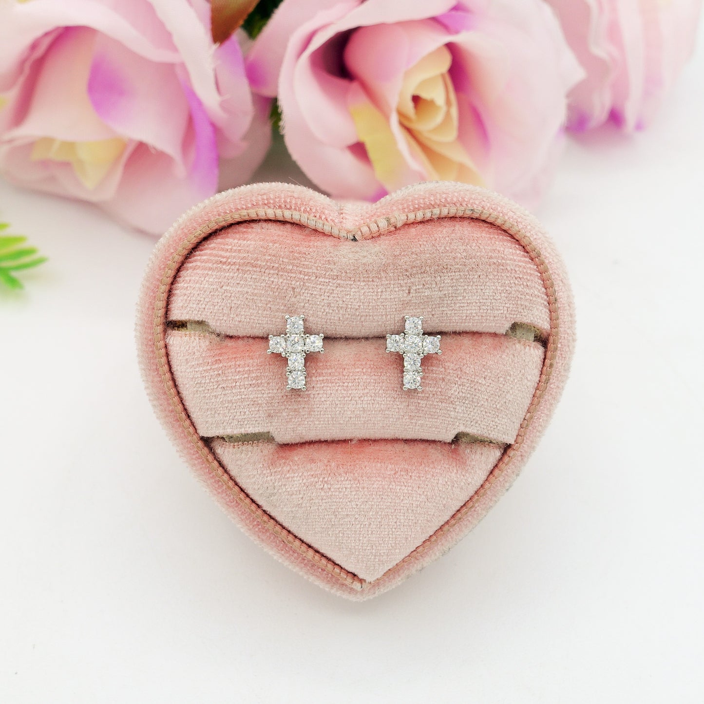 SYLVIE CROSS STUDS ~ Orecchini a lobo con croce in cubic zirconia