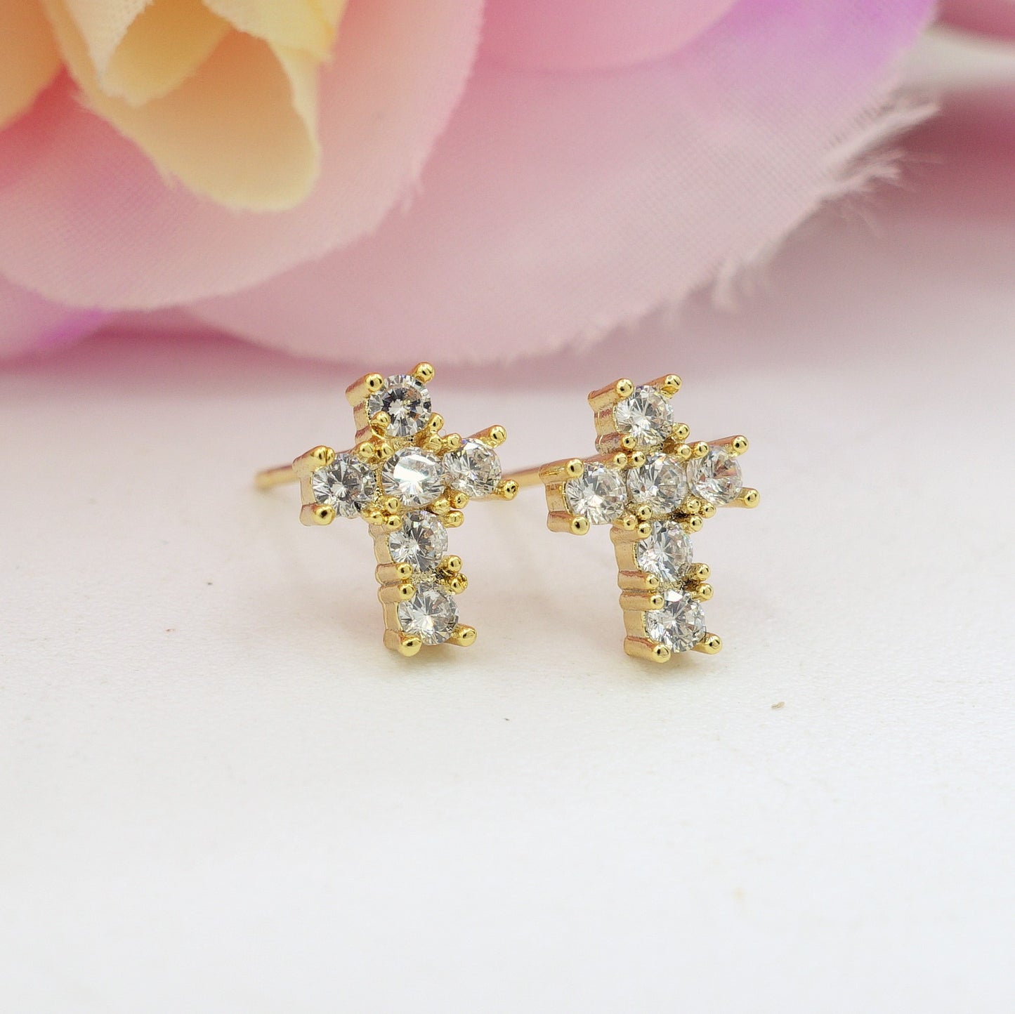 SYLVIE CROSS STUDS ~ Orecchini a lobo con croce in cubic zirconia