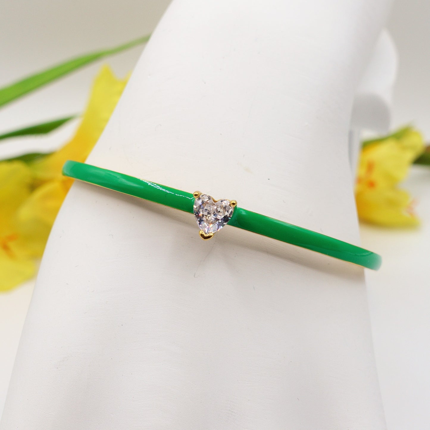 CHERIE FLUO -BRACCIALE SMALTATO A MANETTA INACCIAIO INOSSIDABILE CON CUBIC ZIRCONIA A FORMA DI CUORE