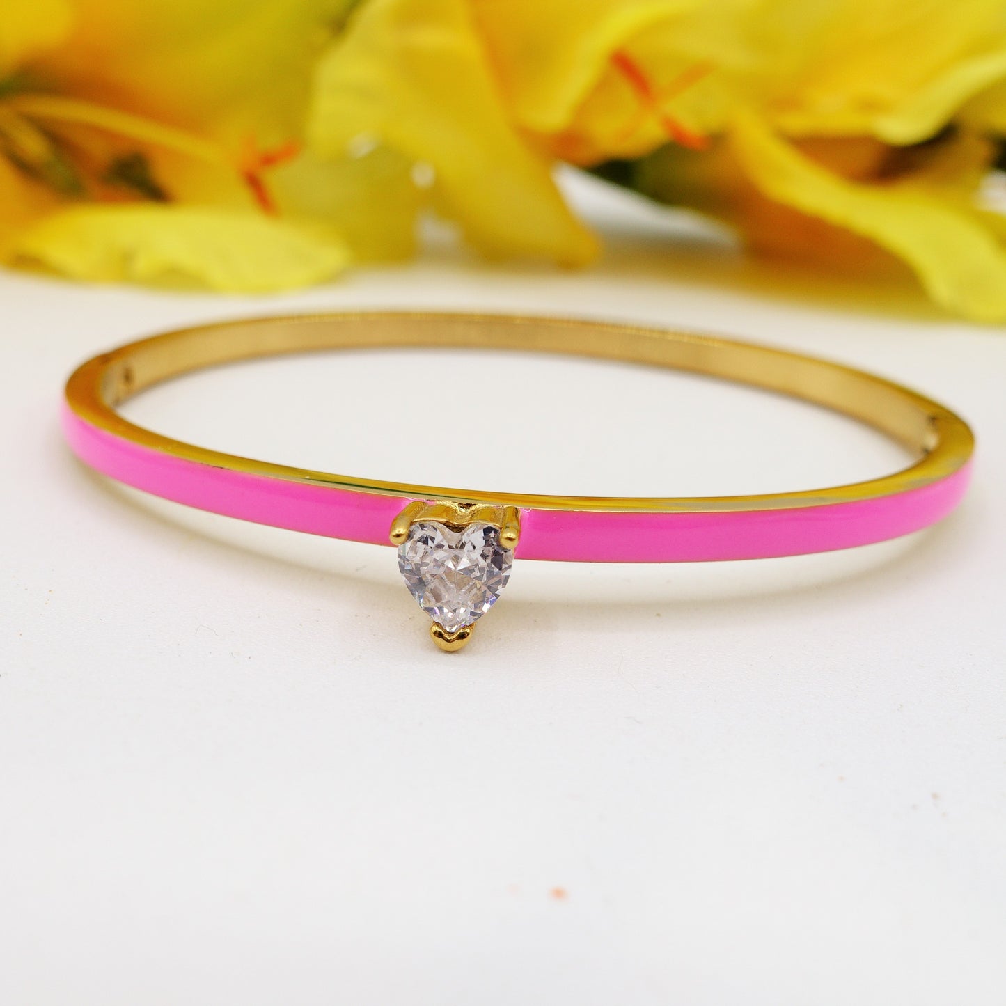 CHERIE FLUO -BRACCIALE SMALTATO A MANETTA INACCIAIO INOSSIDABILE CON CUBIC ZIRCONIA A FORMA DI CUORE
