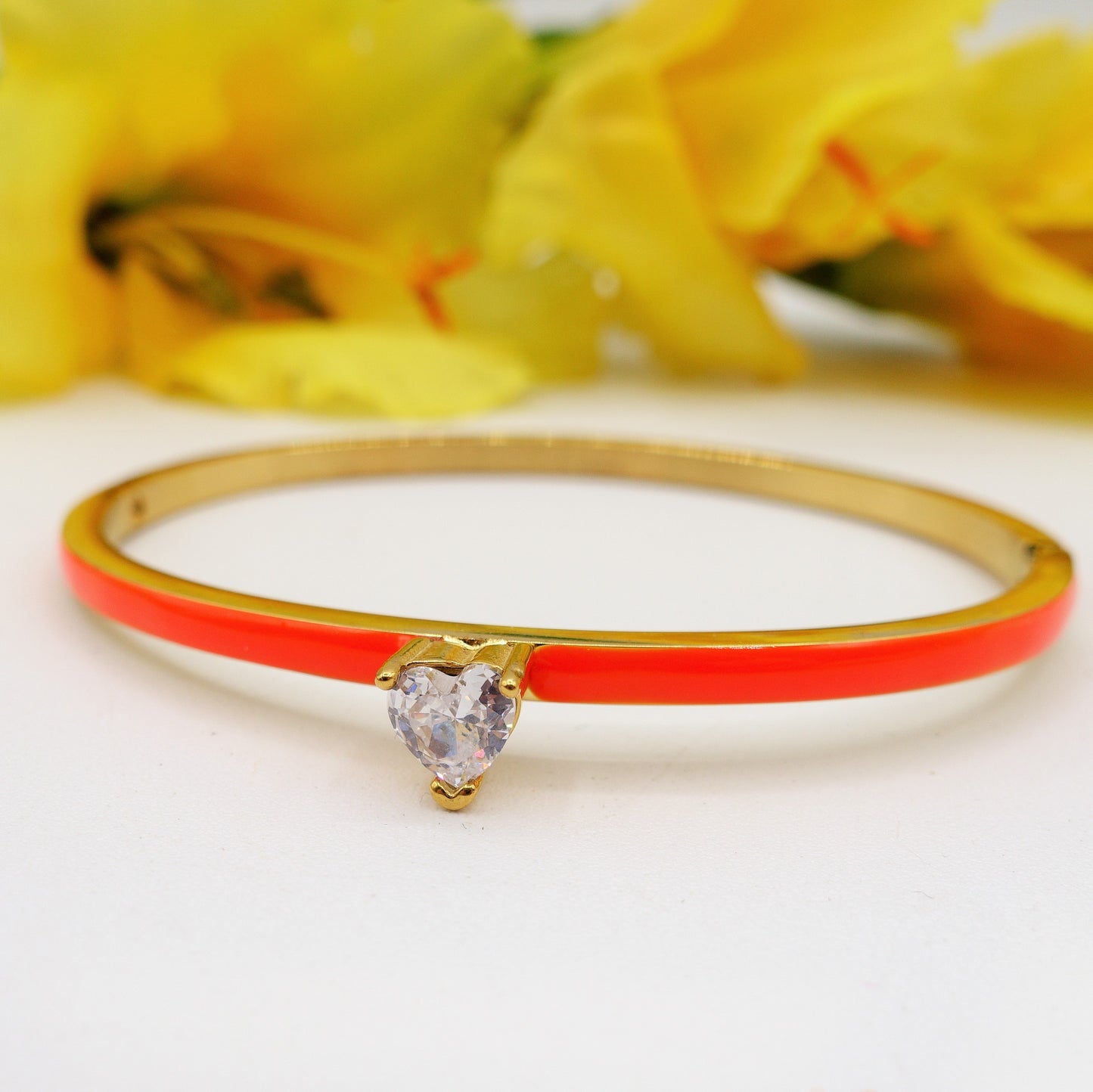 CHERIE FLUO -BRACCIALE SMALTATO A MANETTA INACCIAIO INOSSIDABILE CON CUBIC ZIRCONIA A FORMA DI CUORE