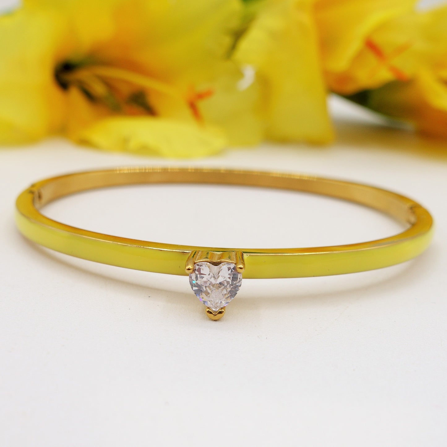 CHERIE FLUO -BRACCIALE SMALTATO A MANETTA INACCIAIO INOSSIDABILE CON CUBIC ZIRCONIA A FORMA DI CUORE