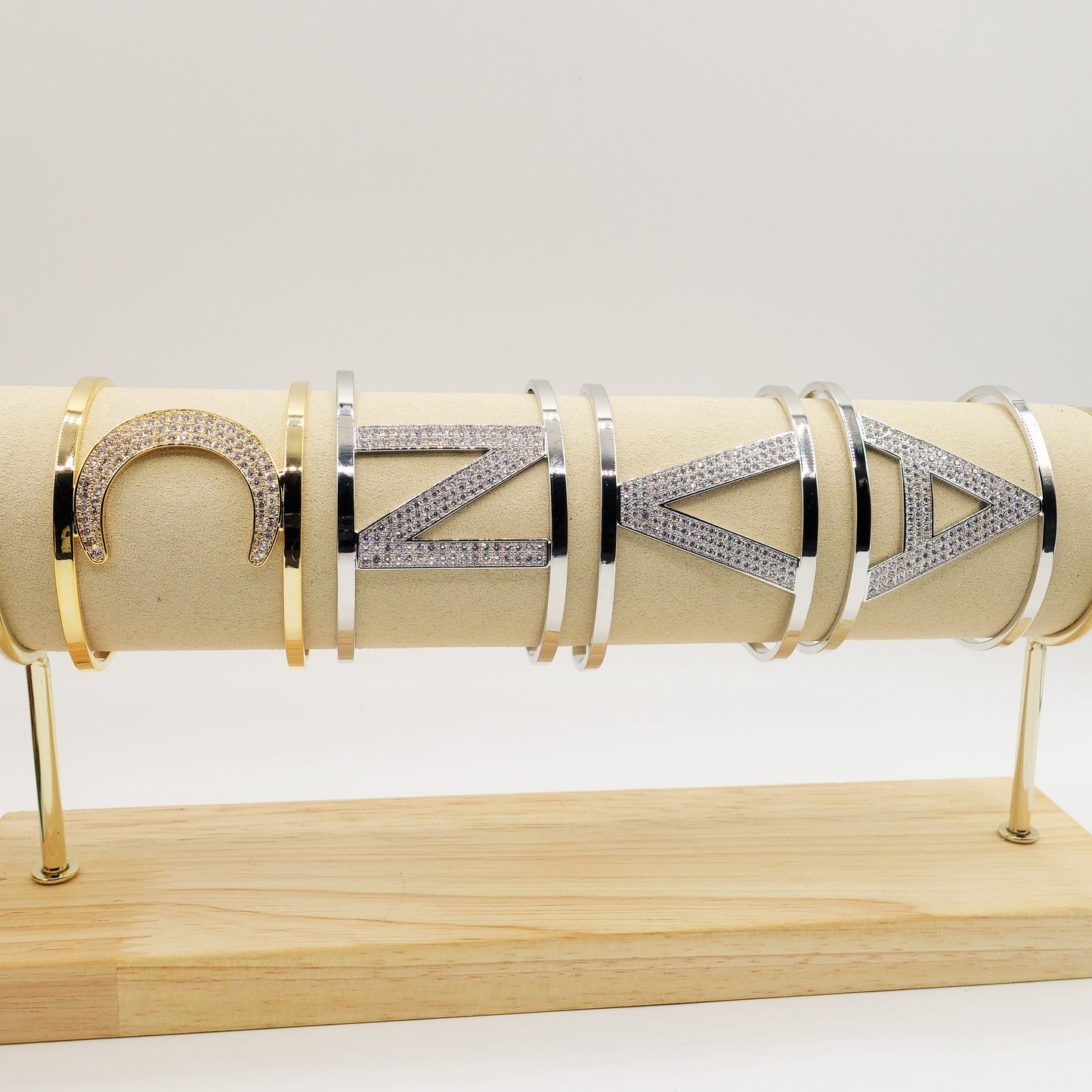 BRACCIALE A MANETTA XL con iniziale in zirconi