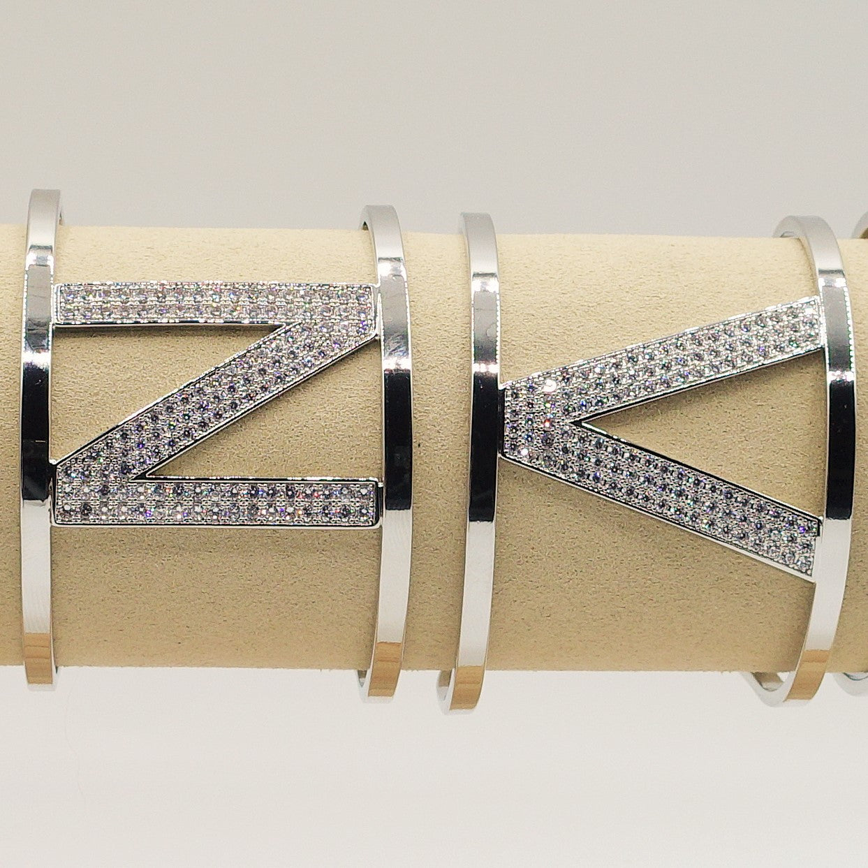 BRACCIALE A MANETTA XL con iniziale in zirconi