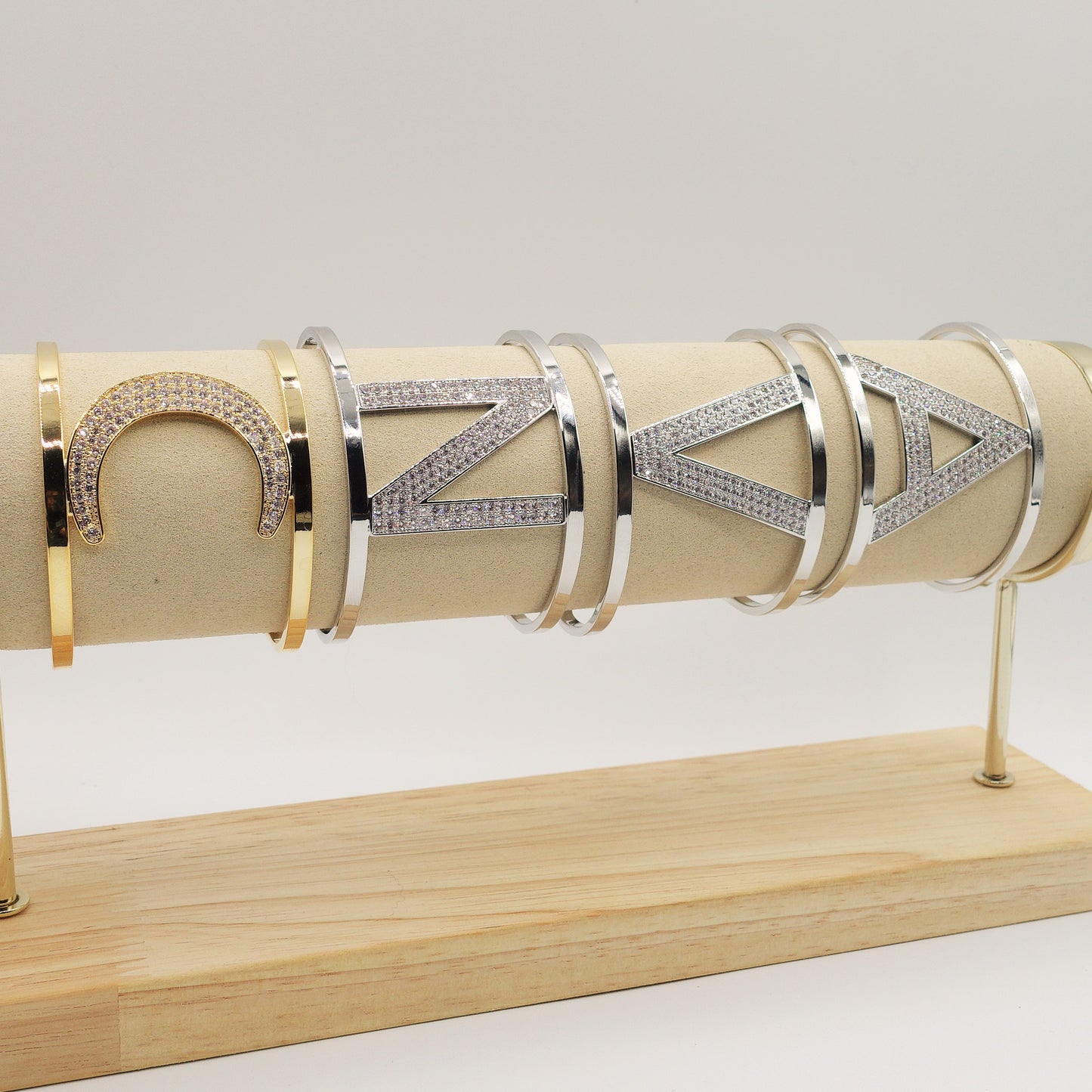 BRACCIALE A MANETTA XL con iniziale in zirconi