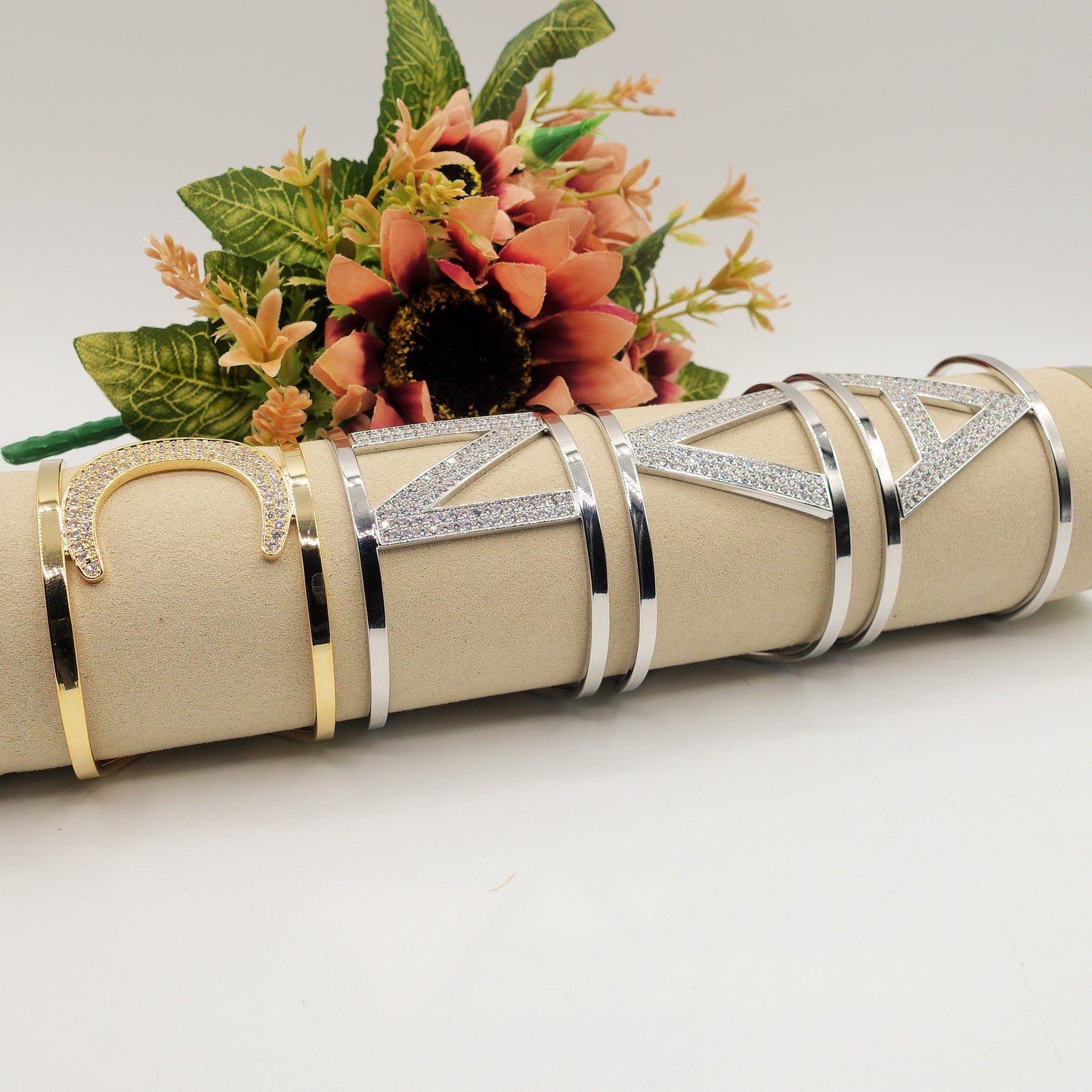 BRACCIALE A MANETTA XL con iniziale in zirconi