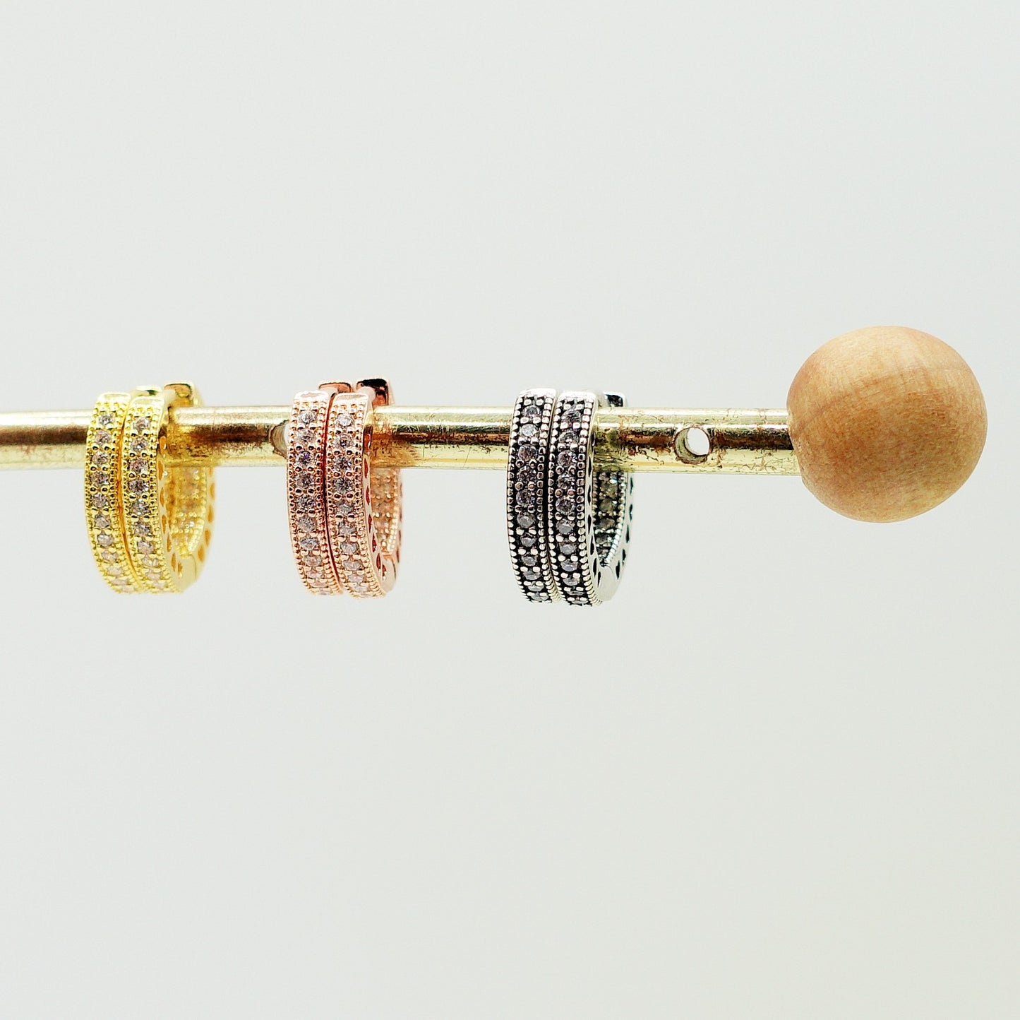 KEIRA ~ Argento 925 Orecchini mini hoops con cuoricini laterali