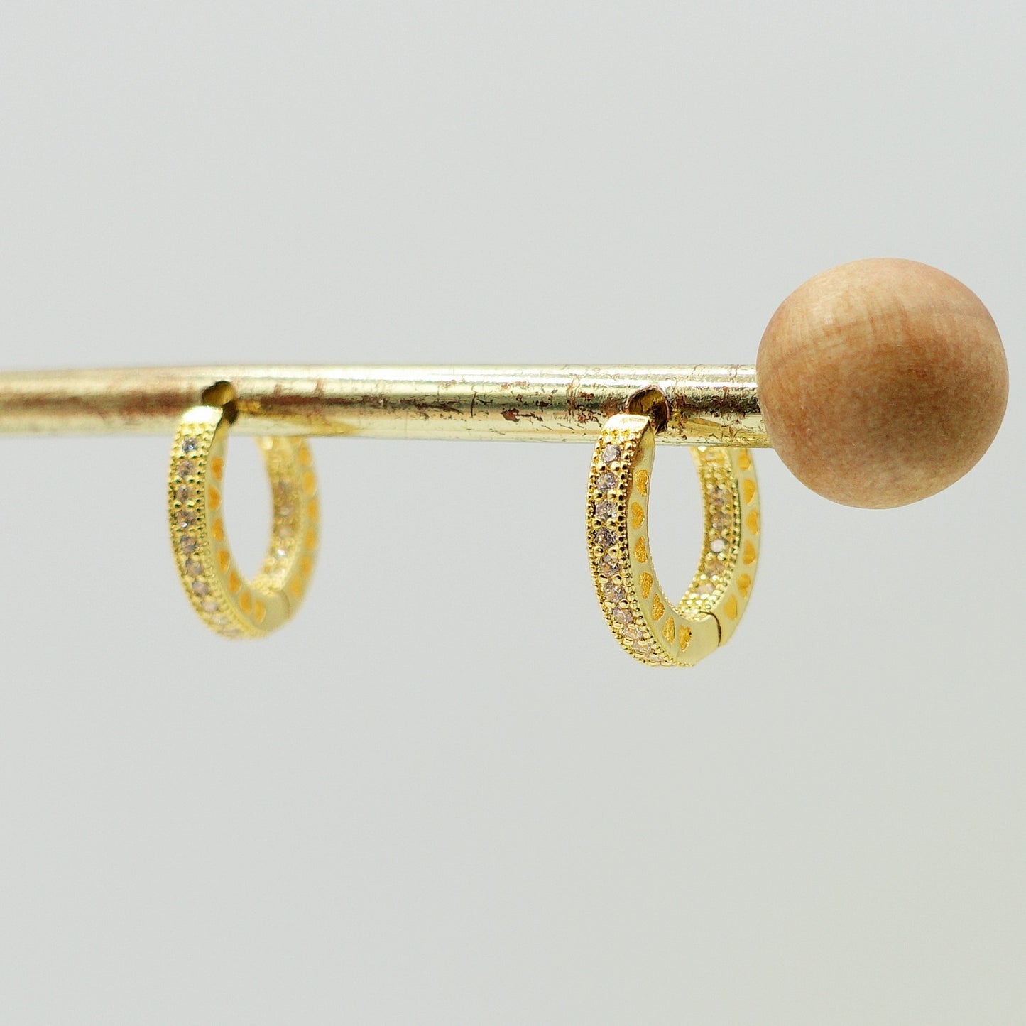KEIRA ~ Argento 925 Orecchini mini hoops con cuoricini laterali