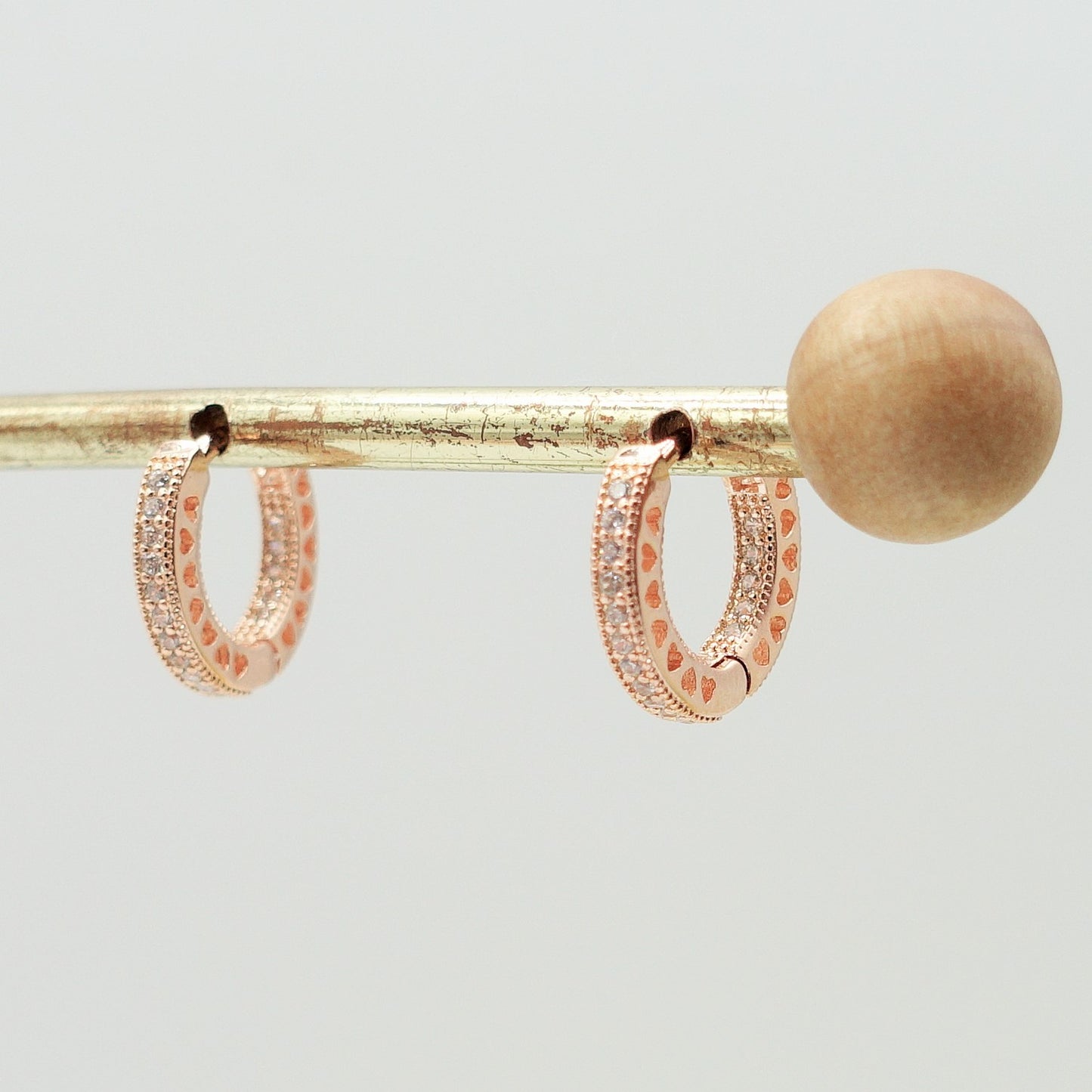 KEIRA ~ Argento 925 Orecchini mini hoops con cuoricini laterali