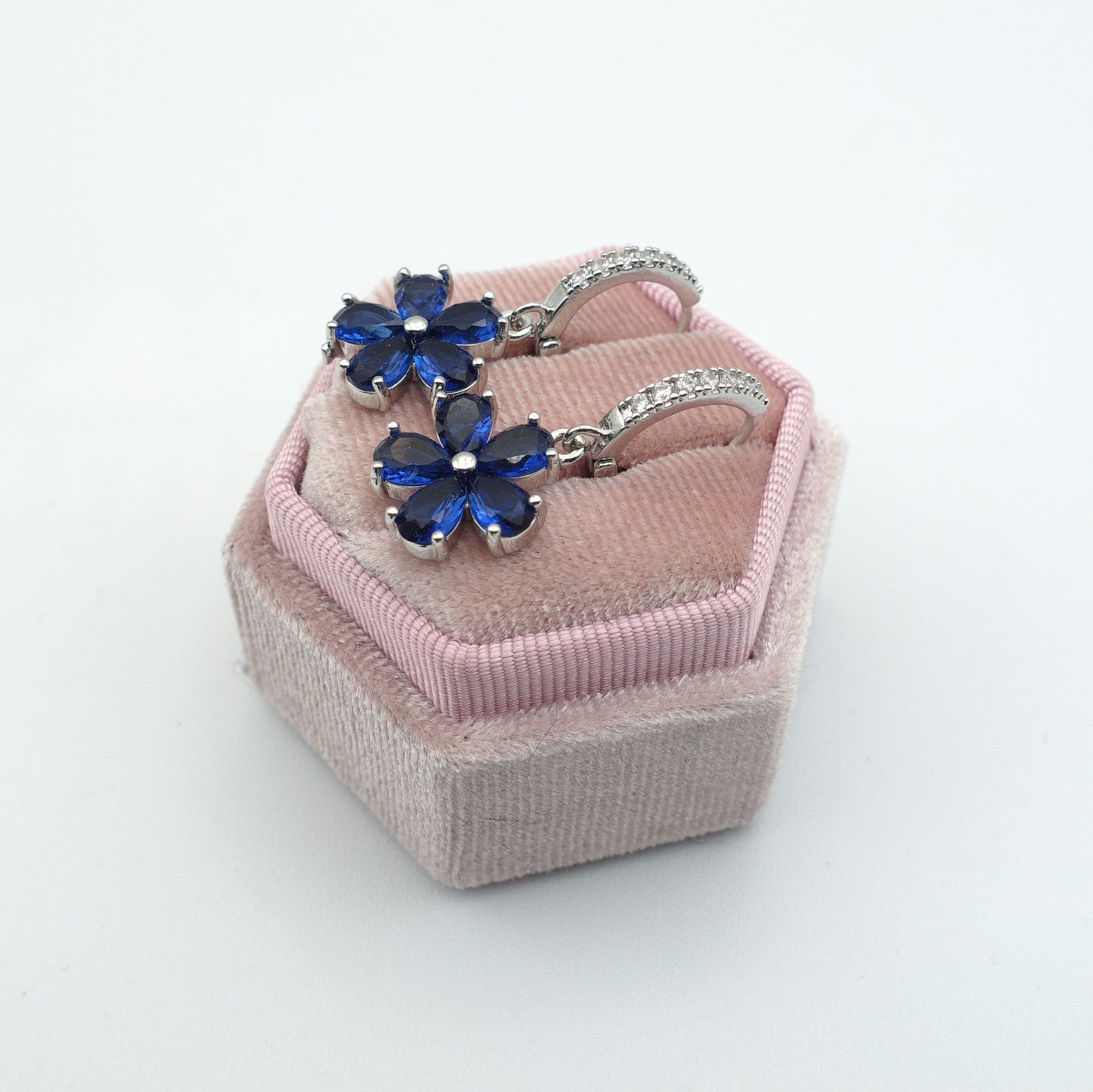 DAISY ~ Huggies -ORECCHINI cerchio a fiori con zirconi cubici