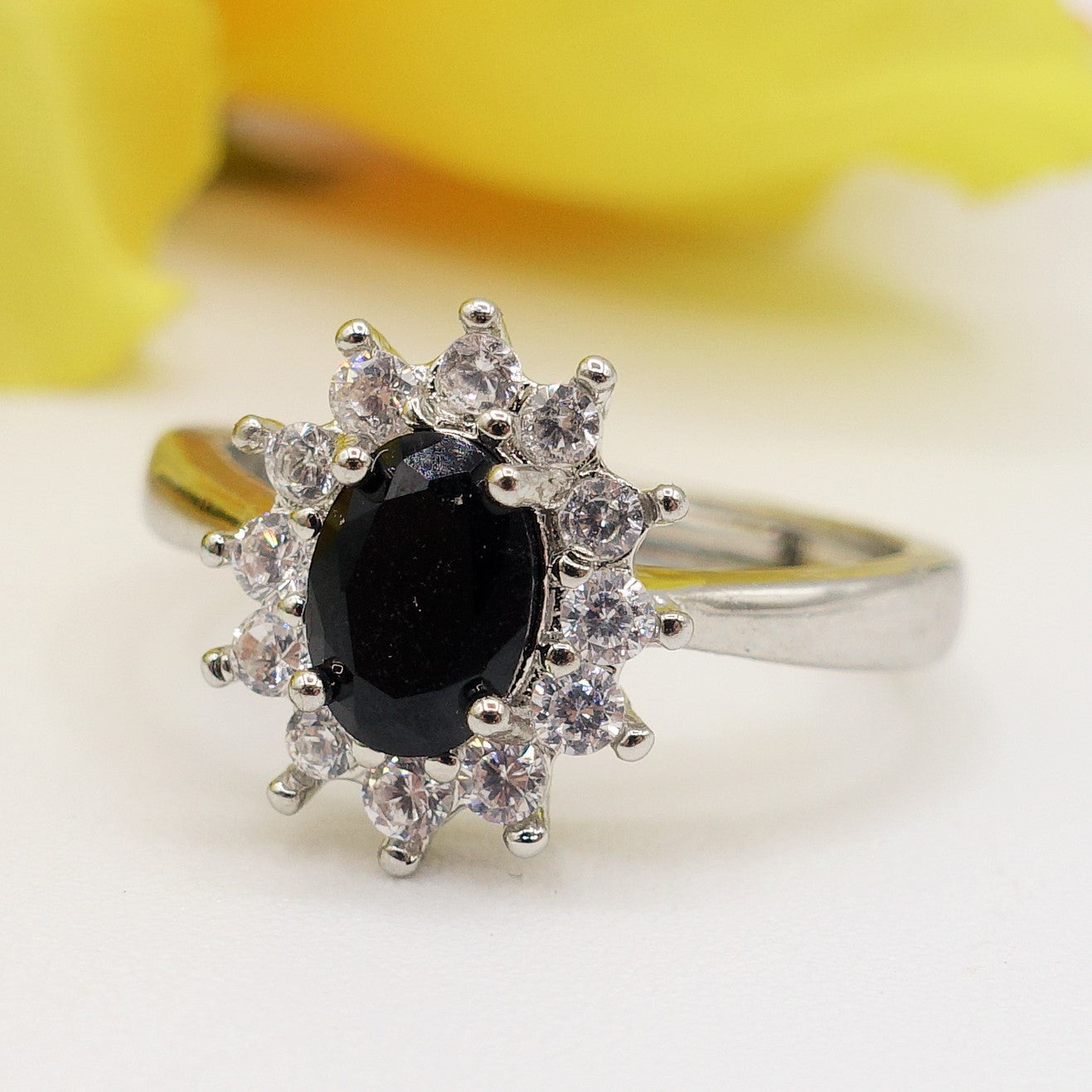 KATE ~ 8 COLORI - Anello regolabile con cubic zirconia a forma di OVALE