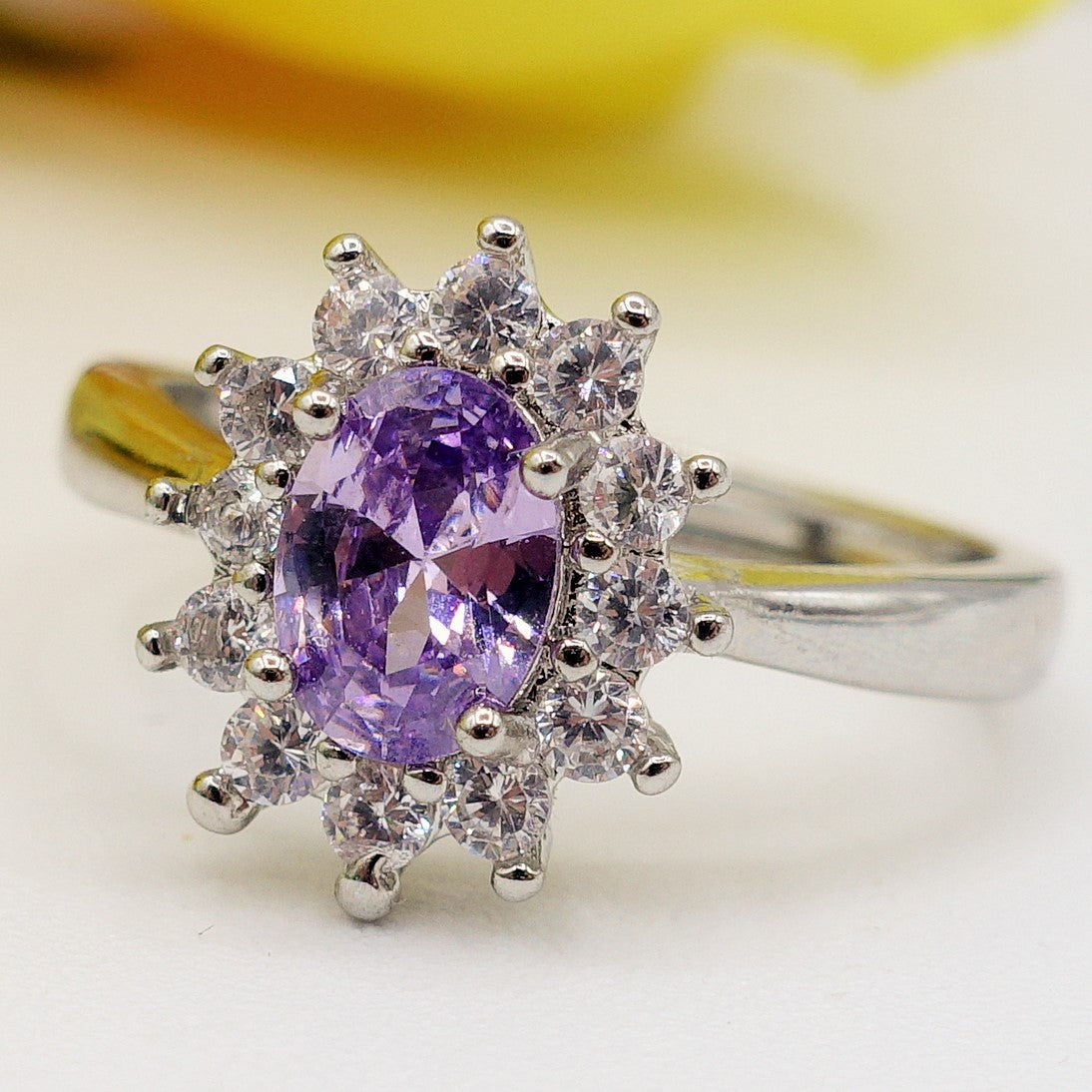 KATE ~ 8 COLORI - Anello regolabile con cubic zirconia a forma di OVALE