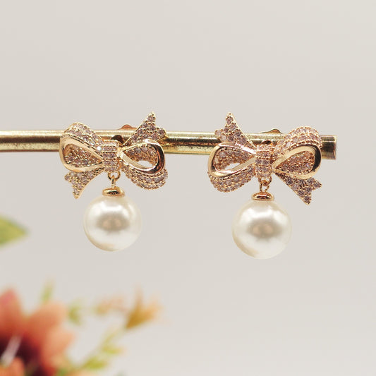 CALLA ~ orecchini bottone con fiocco zirconato e perla