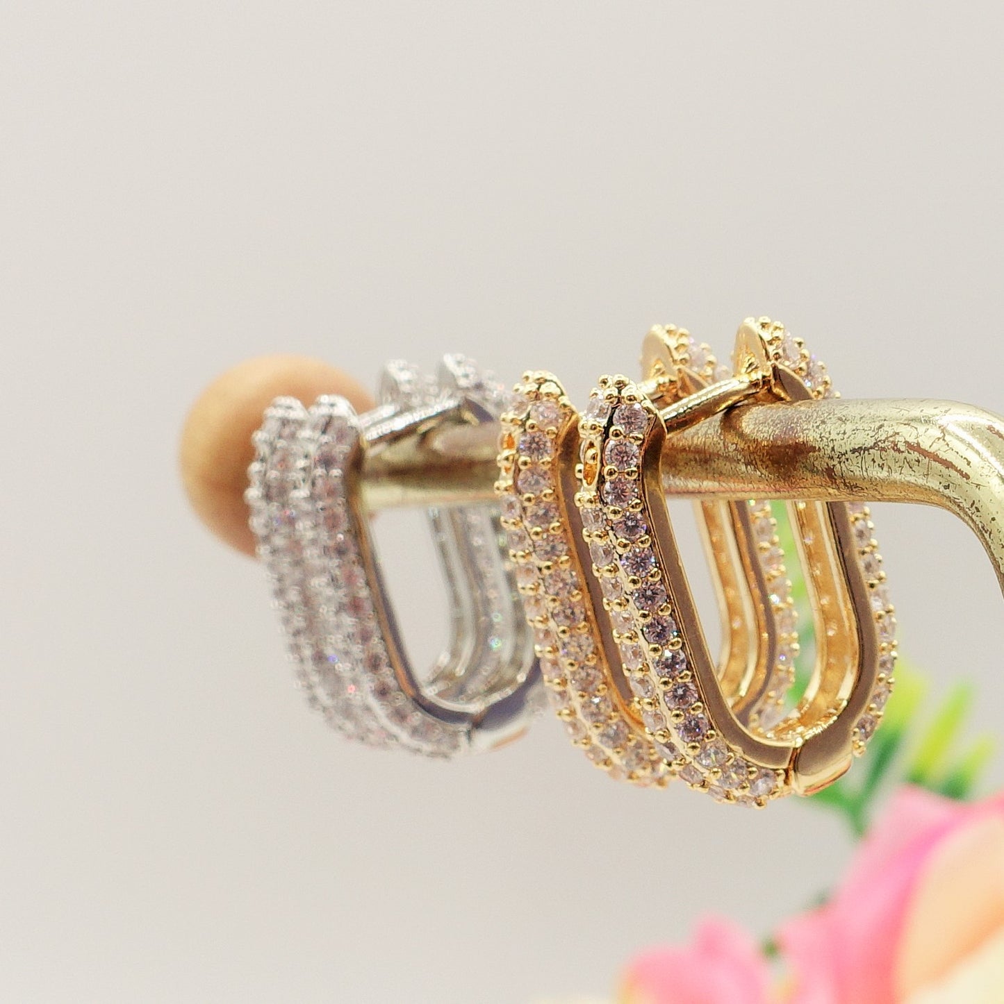 VALERIE ~ Orecchini huggies rettangolari in Cubic Zirconia
