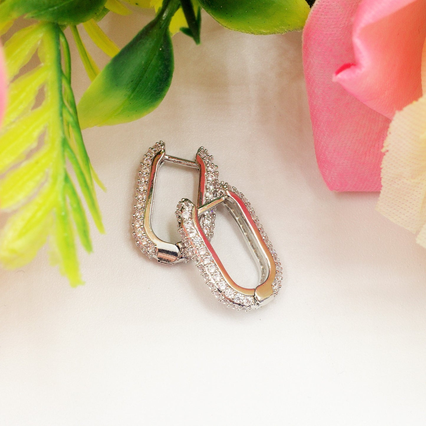VALERIE ~ Orecchini huggies rettangolari in Cubic Zirconia