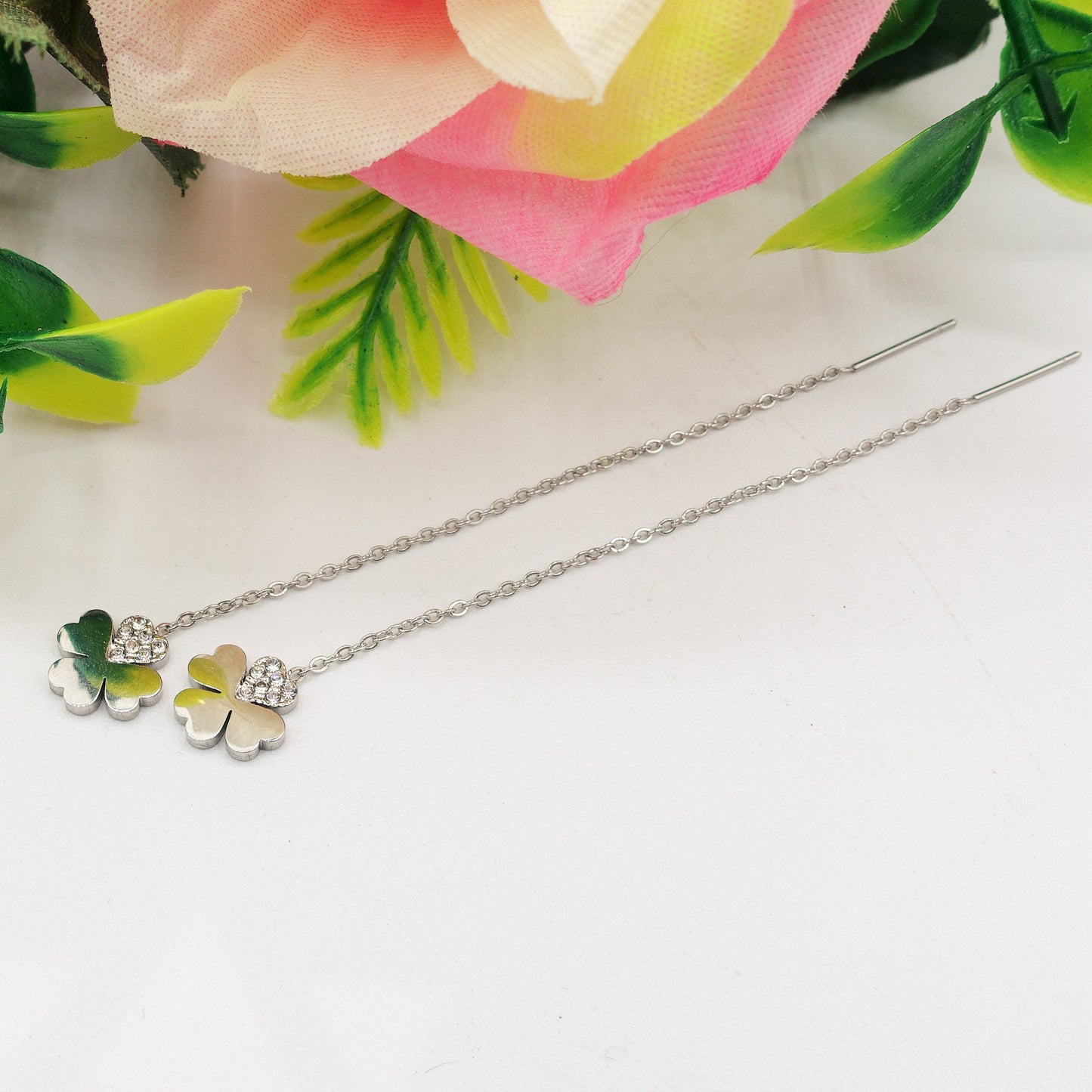 SHINY CLOVER - ACCIAIO inossidabile ~ Paio Orecchini filo pendenti con cubic zirconia - saliscendi