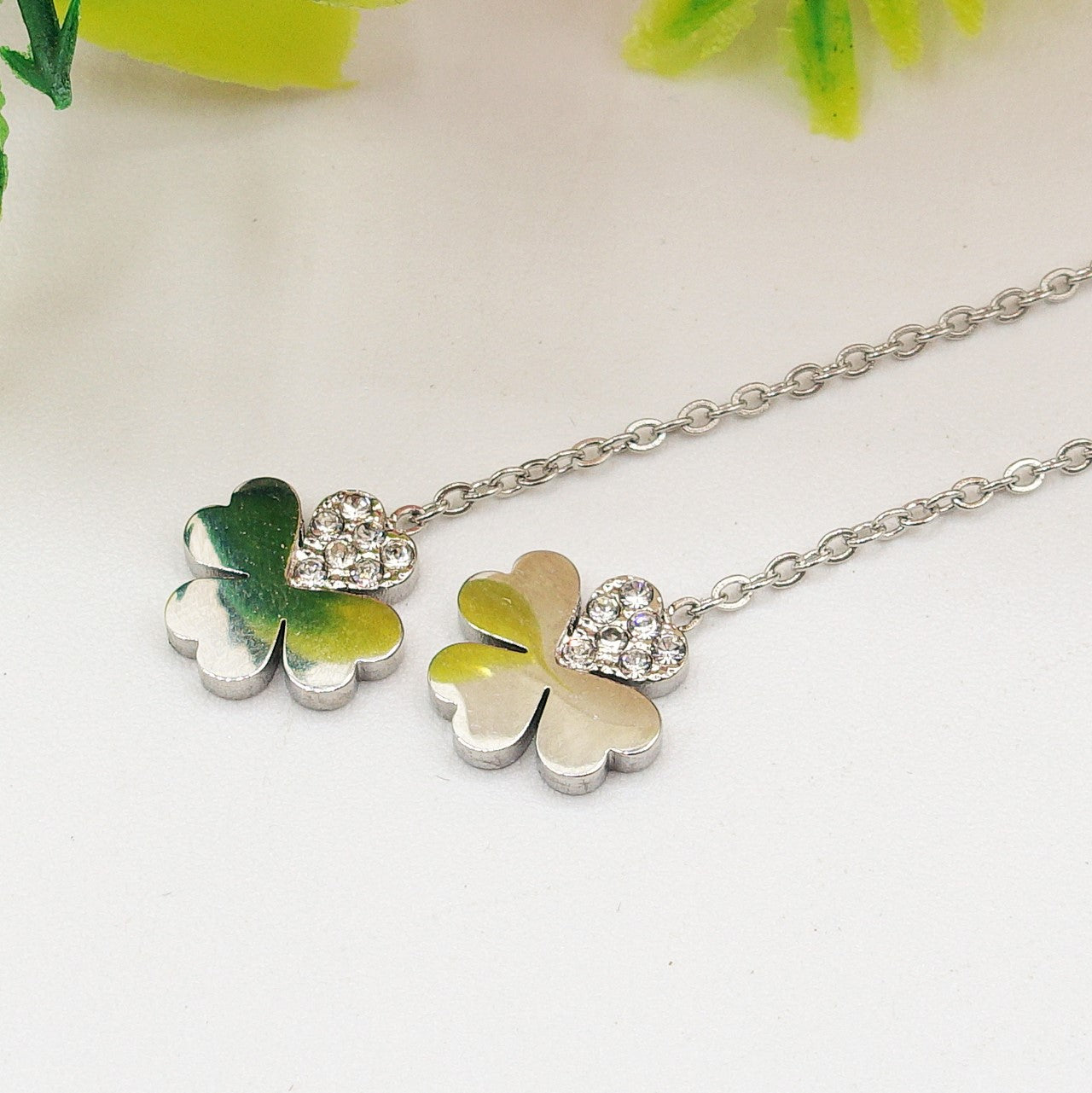 SHINY CLOVER - ACCIAIO inossidabile ~ Paio Orecchini filo pendenti con cubic zirconia - saliscendi