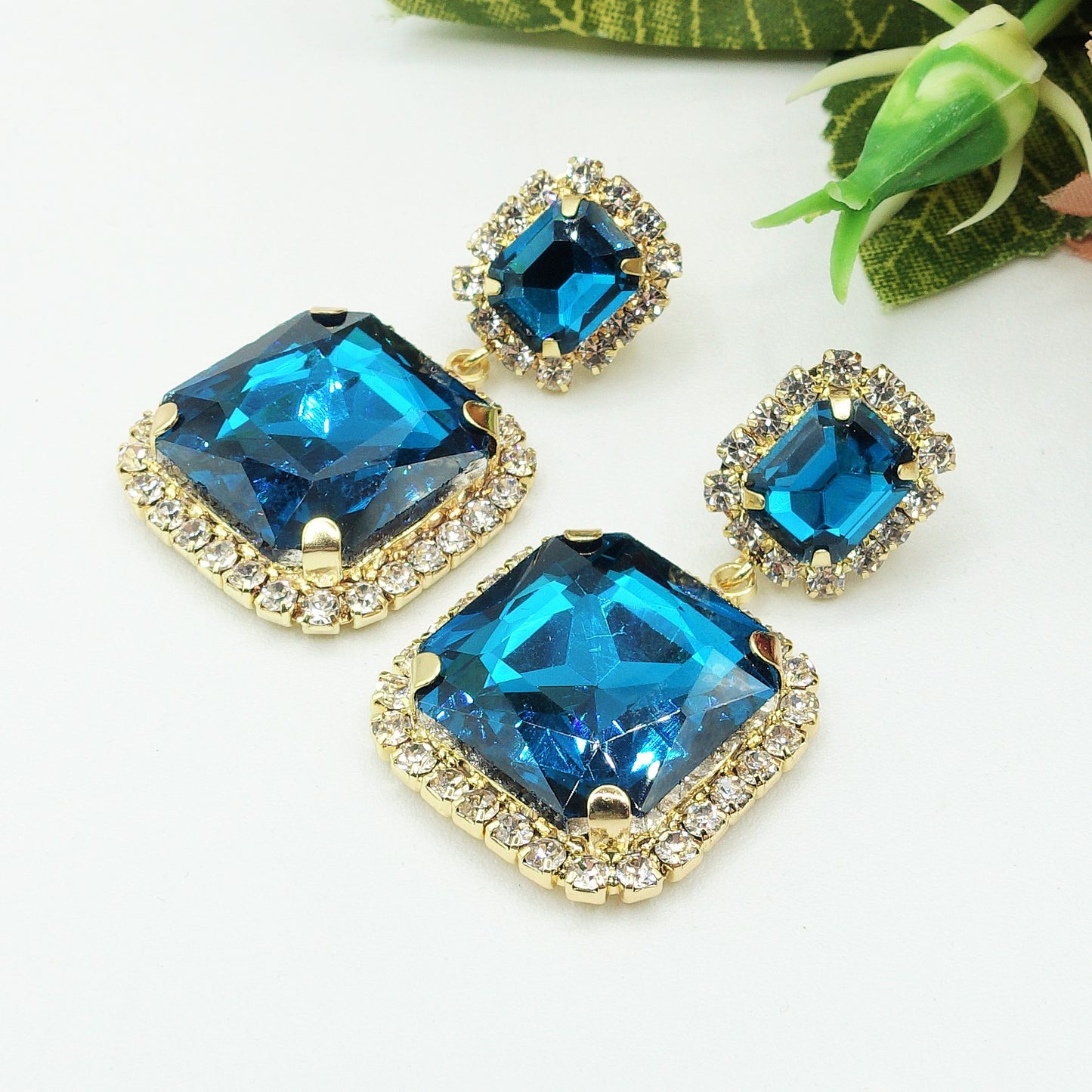 ARIEL SQUARE - Orecchini pendenti con pietre sfaccettate e Cubic Zirconia