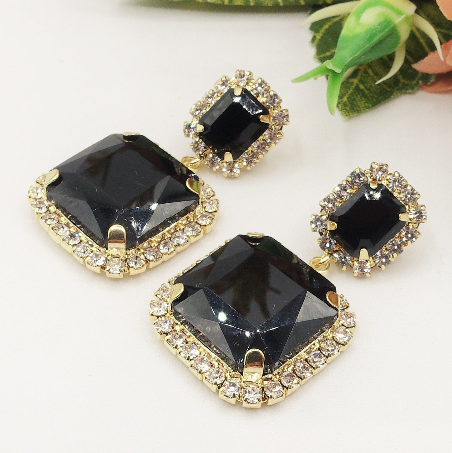 ARIEL SQUARE - Orecchini pendenti con pietre sfaccettate e Cubic Zirconia