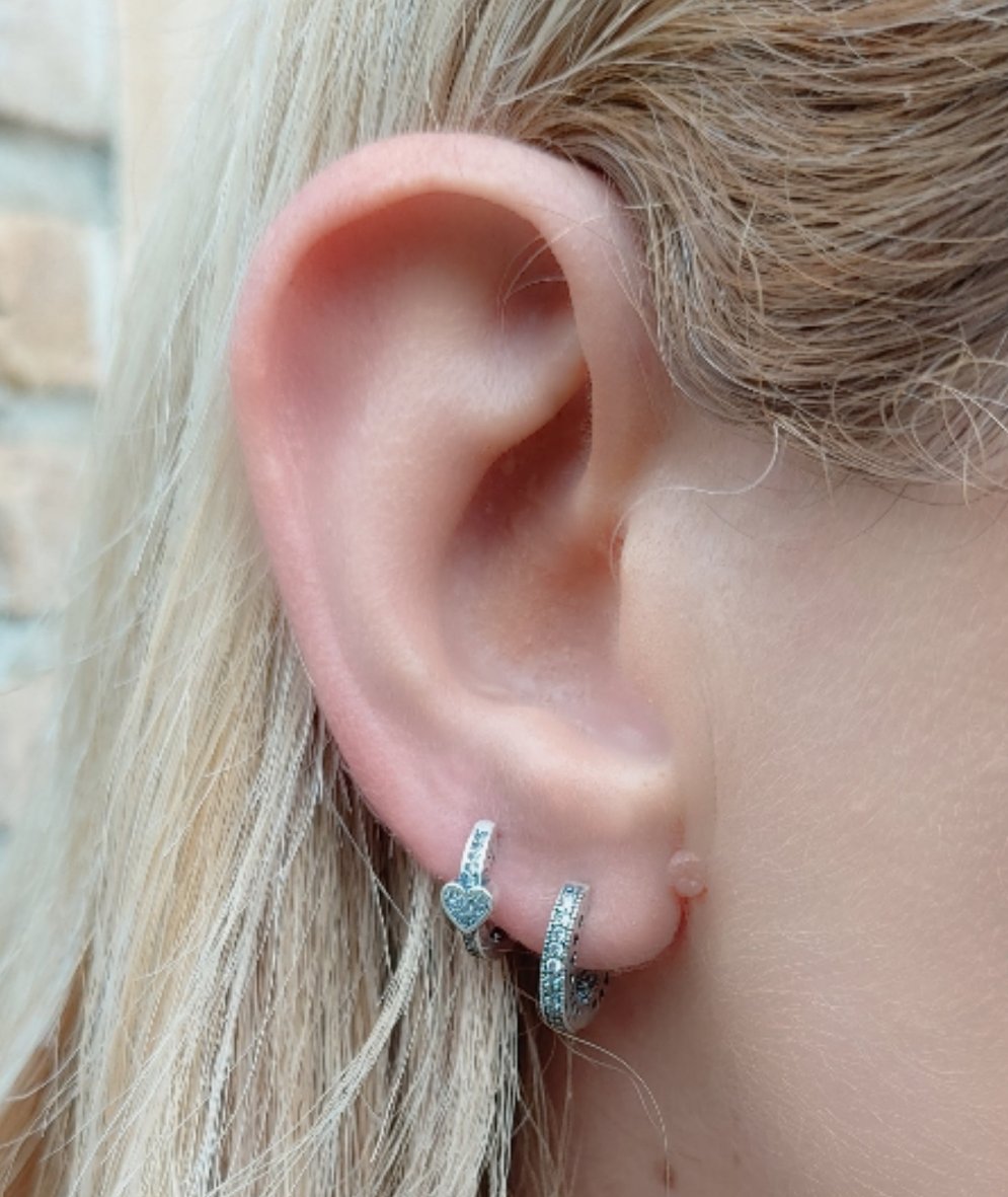 KEIRA ~ Argento 925 Orecchini mini hoops con cuoricini laterali
